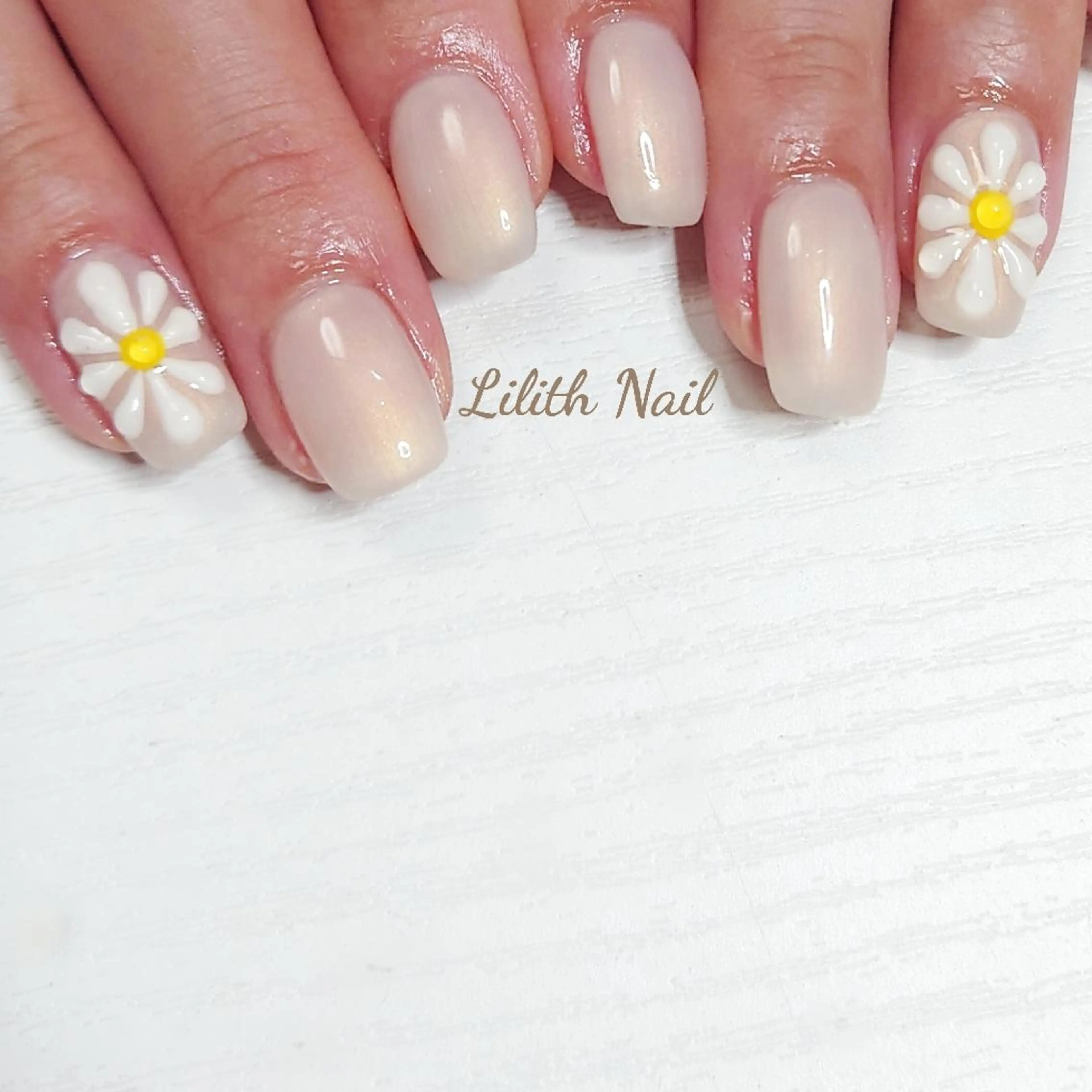 ネイル ぷっくりネイル シンプルネイル スクエアネイル 夏ネイル ホワイト ハンドネイル Lilith Nailのネイルデザイン