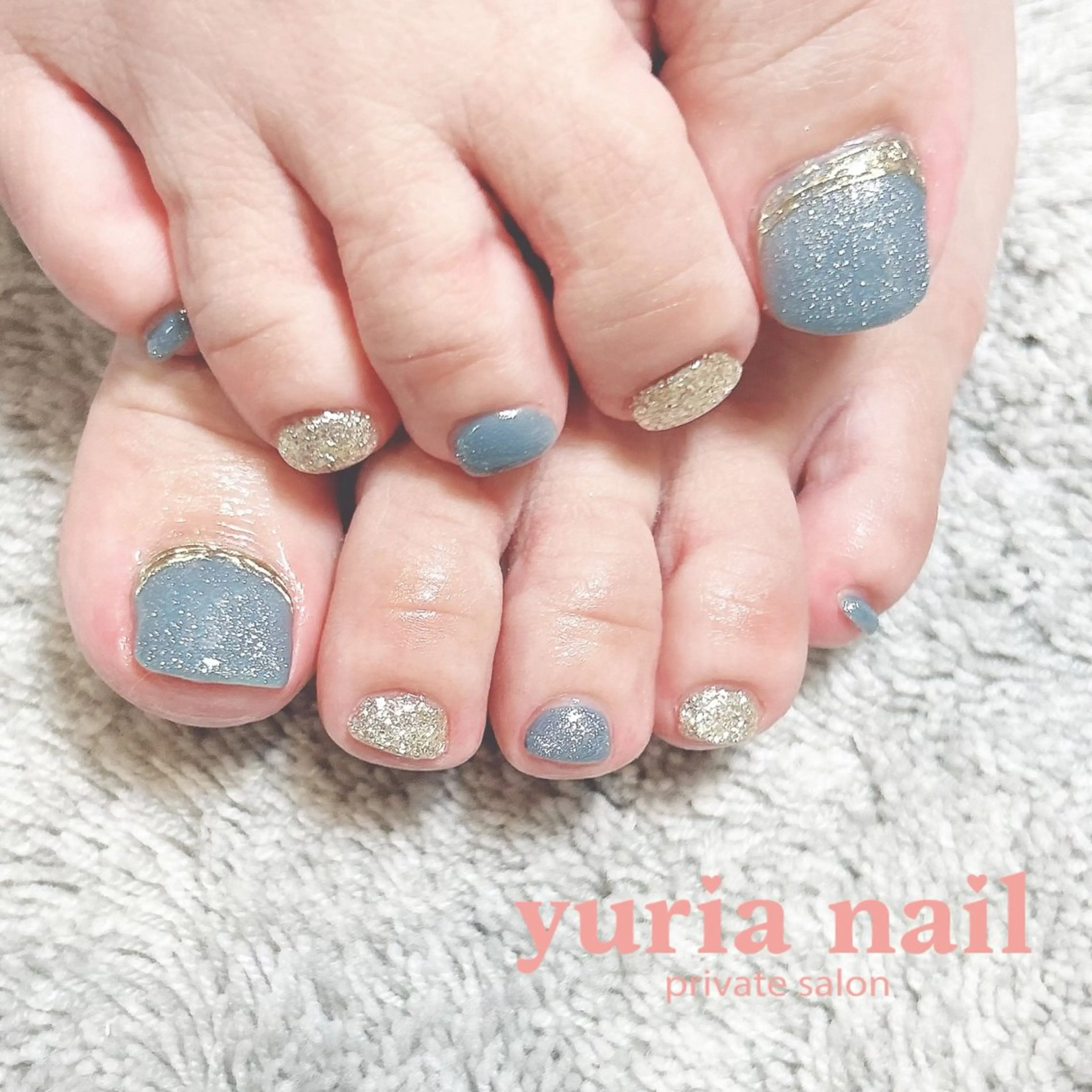 ネイル ブルー フットネイル ジェルネイル ゴールド キラキラネイル フットネイル 小林 ゆりあのネイルデザイン