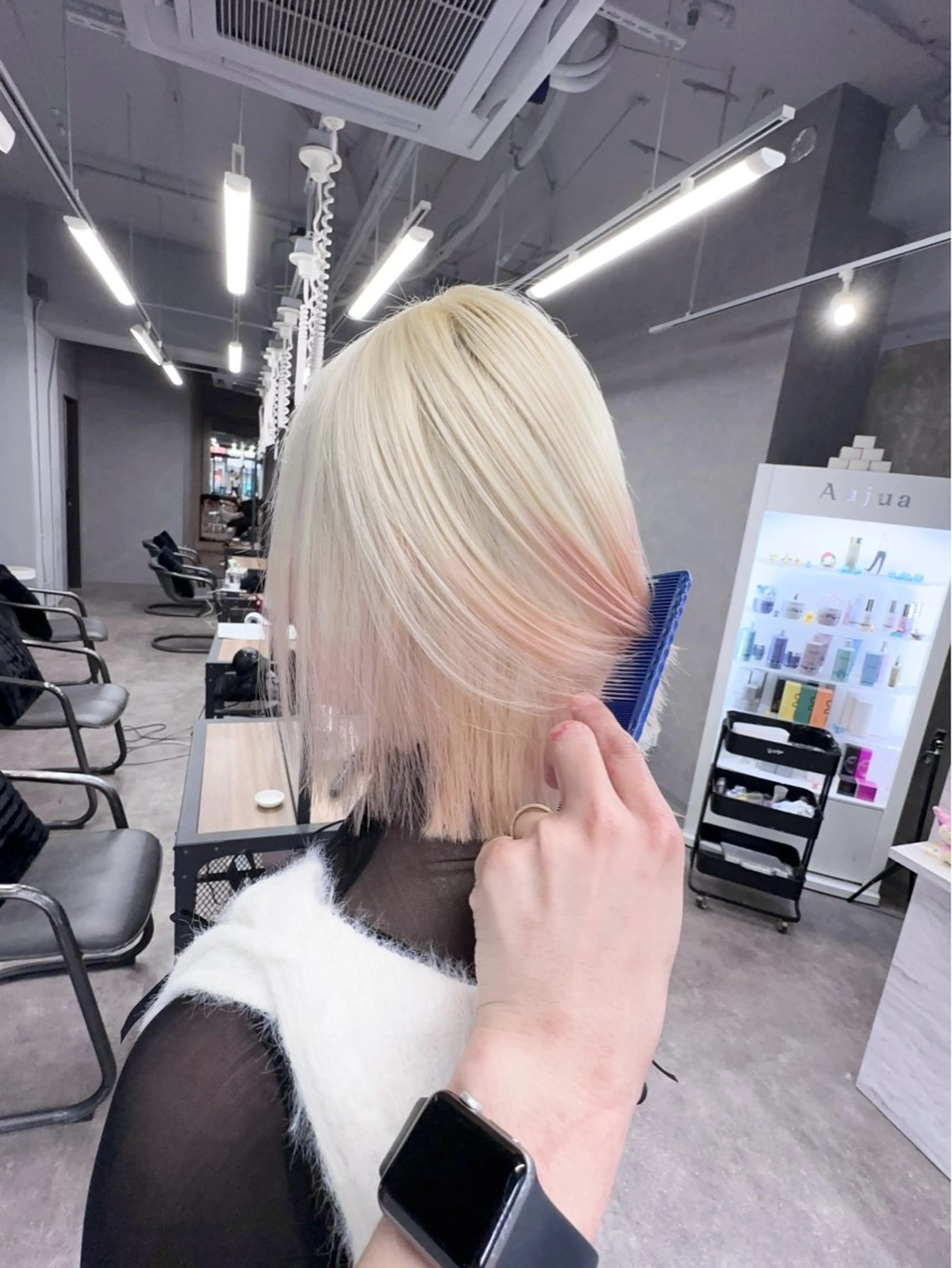 ミディアム ヘアカラー 前髪カット🩶レイヤ ー🩶ハイトーン🩶のヘアスタイル