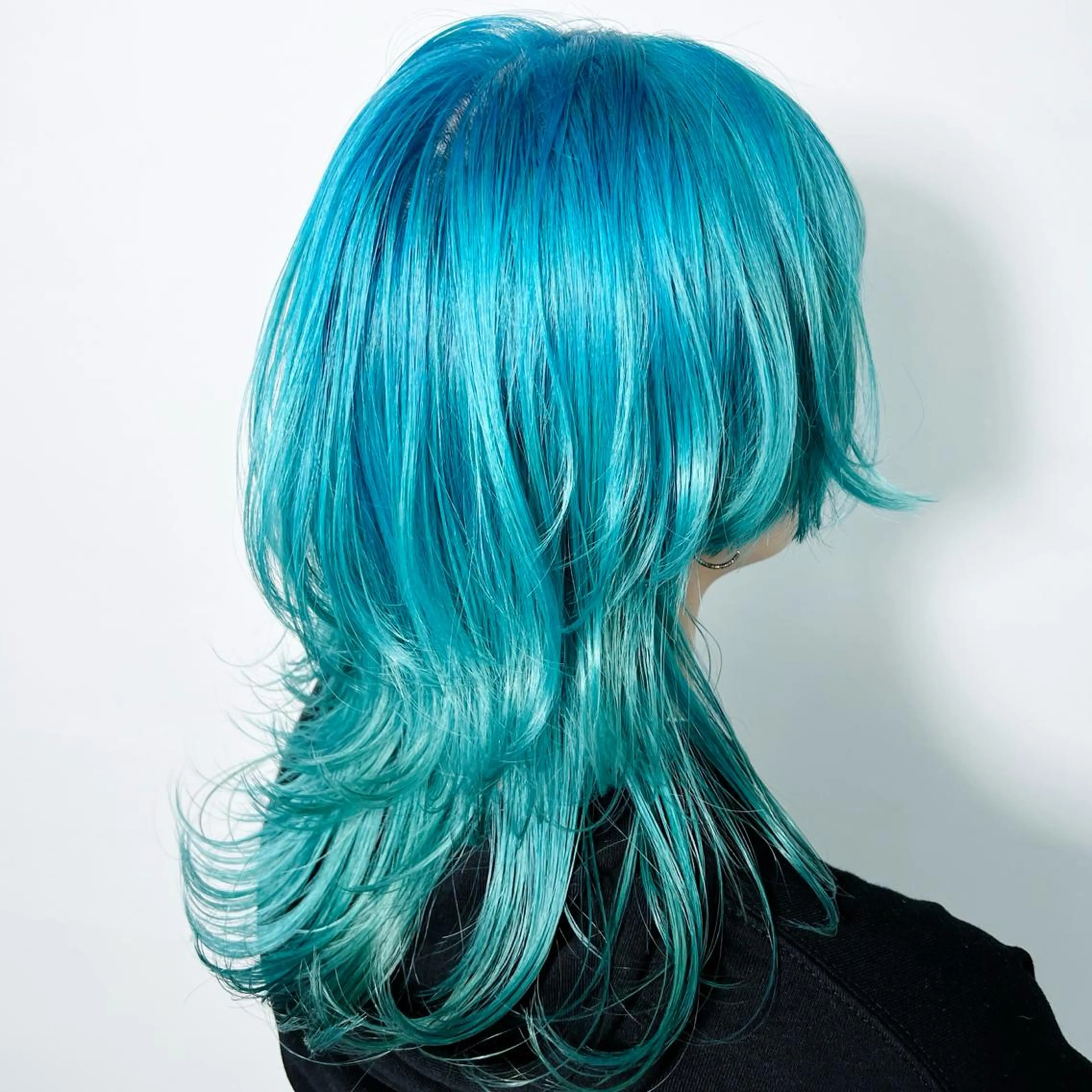 ミディアム カラー ヘアアレンジ ミディアムレイヤー ミストバング ベージュカラー ブリーチ ブルーカラー カット ヘアカラー 大橋 拓巳のヘアスタイル