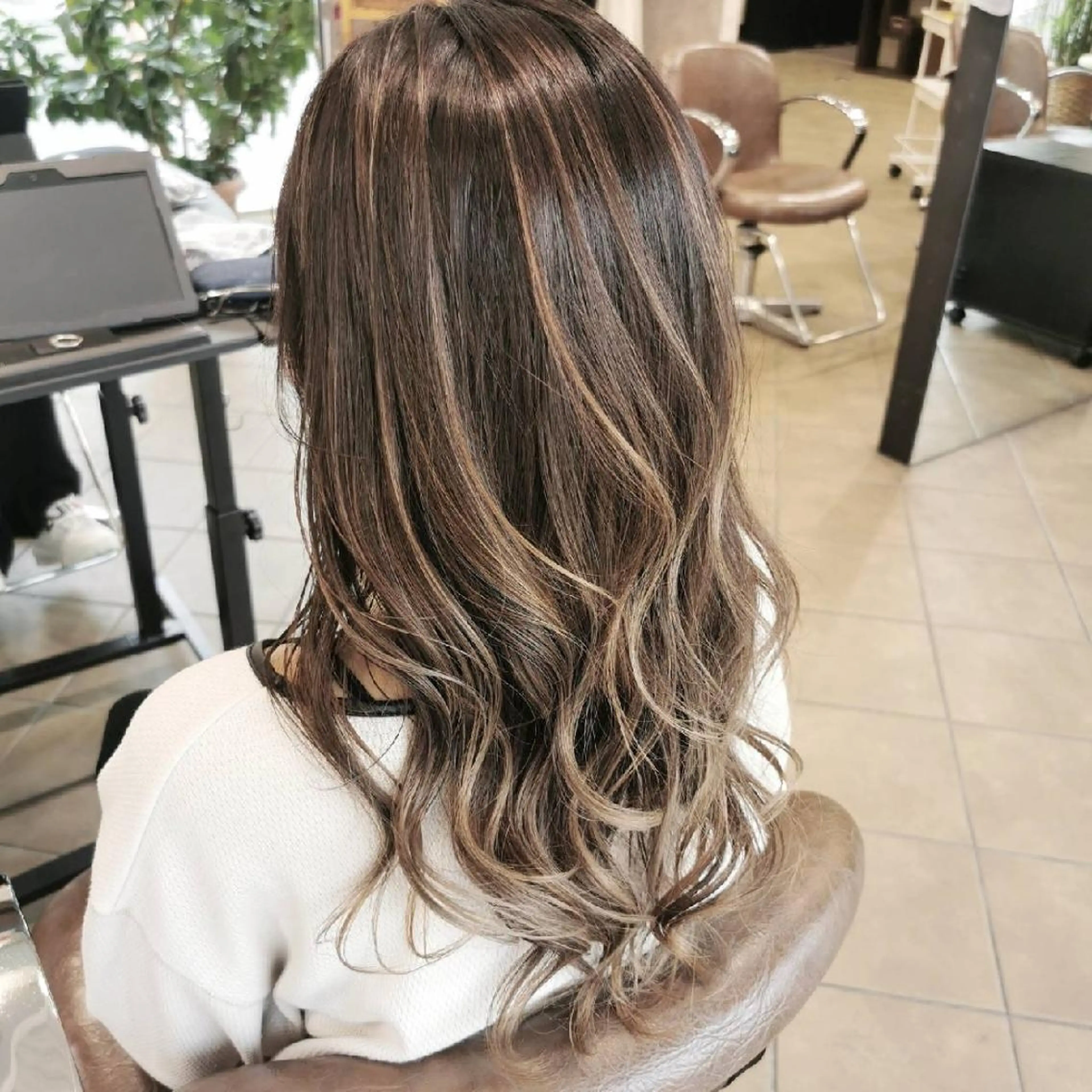 セミロング ハイライト Luisハイライト　 喜連瓜破、髪質改善のヘアスタイル