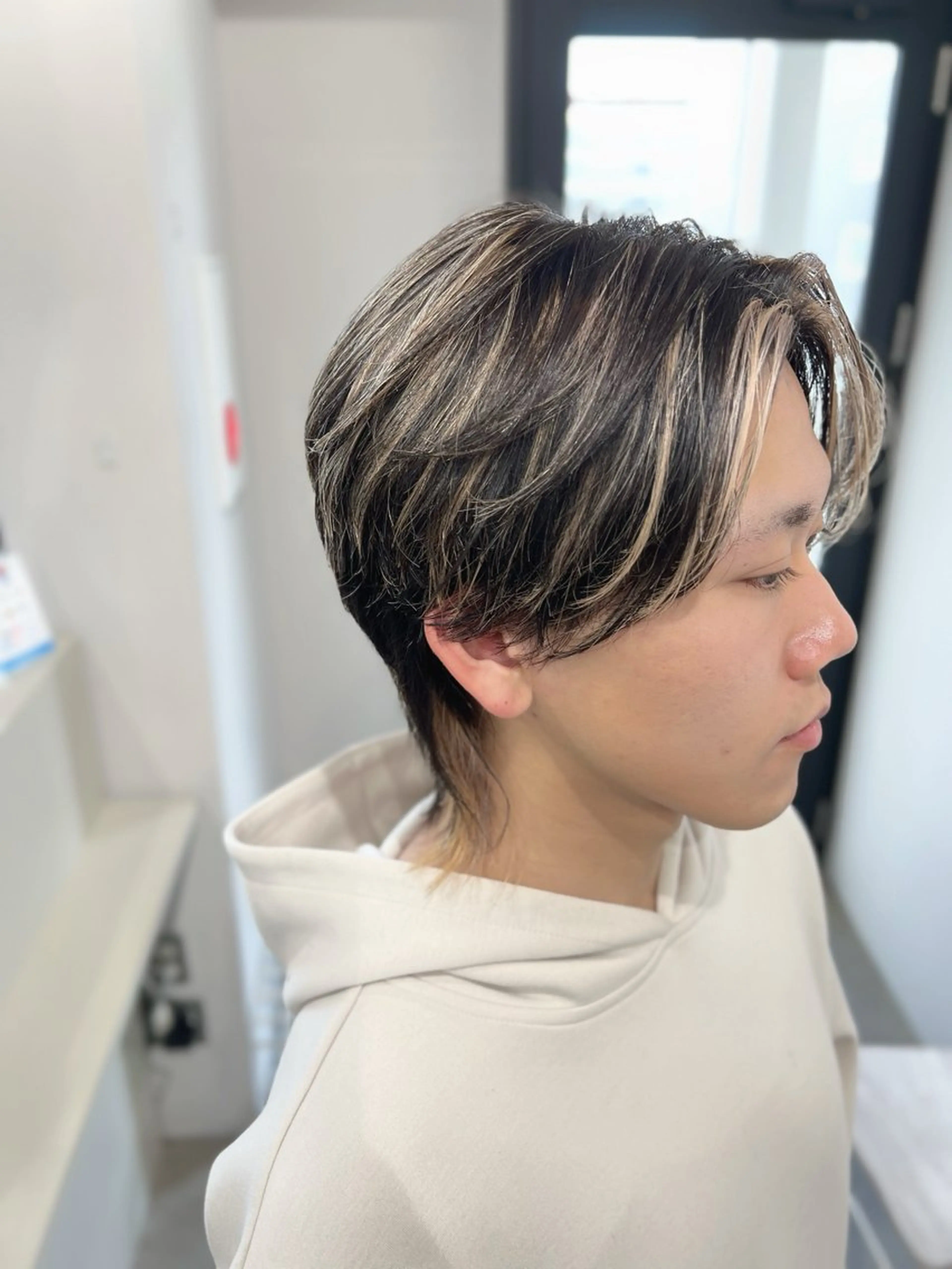 カラー メンズ メンズブリーチ メンズハイライト メンズ韓国風 メンズウルフカット ベージュカラー カット ヘアカラー トリートメント ブリーチ/髪質改善/ レイヤー/YUTO‎のヘアスタイル