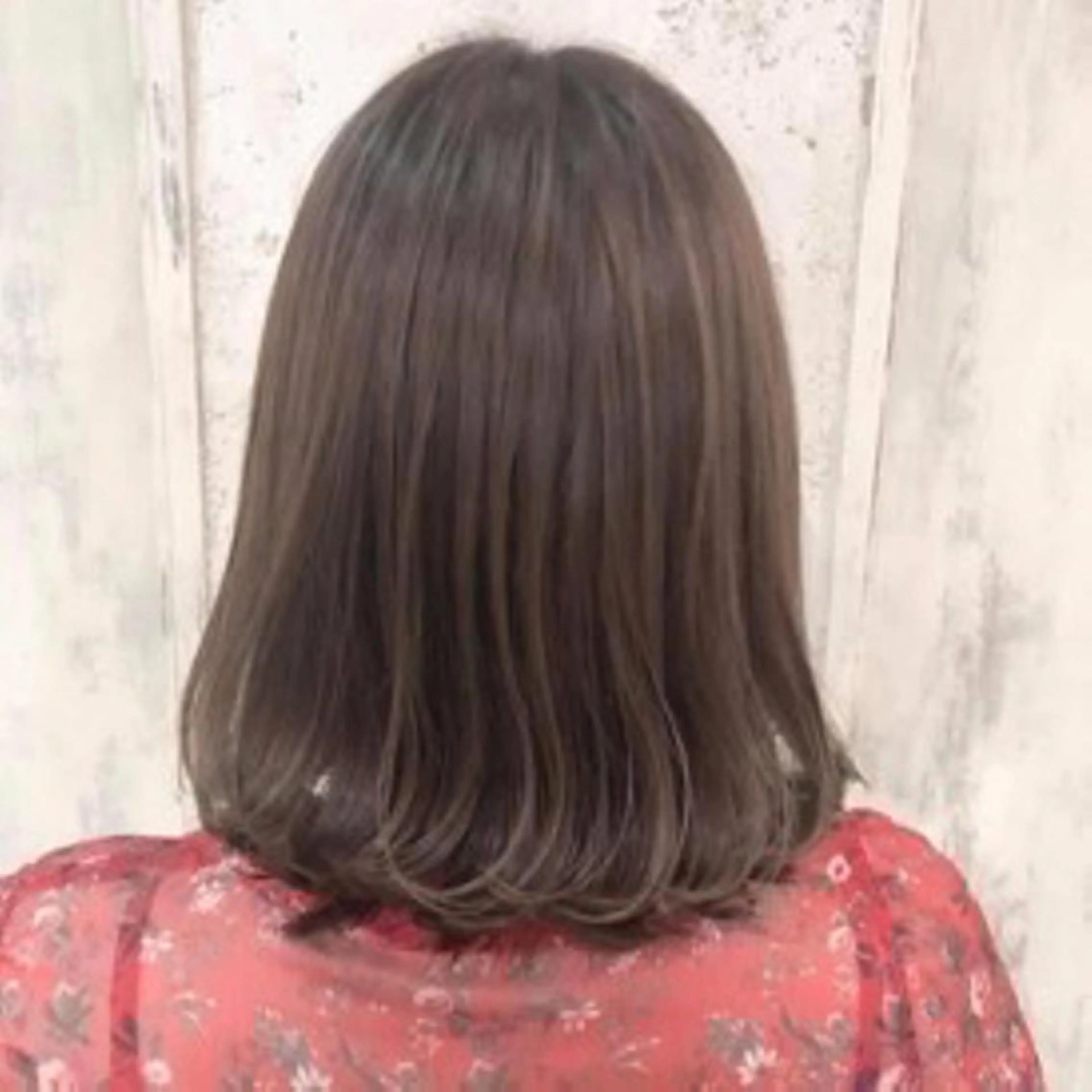 カラー ブリーチなしカラー/ 顔周りレイヤーカットのヘアスタイル