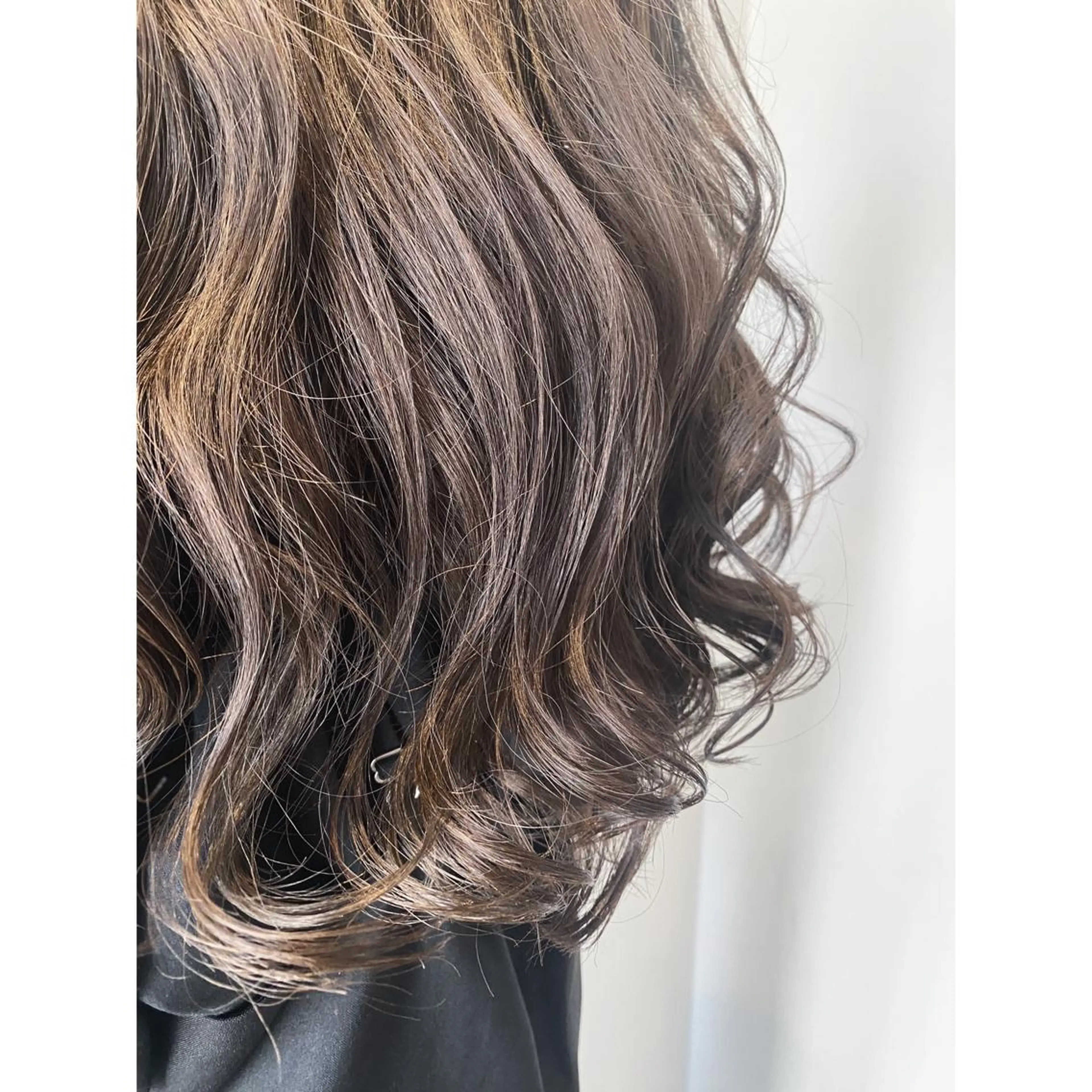 ロング アッシュ ヘアカラー トリートメント 艶•透明感カラー フィーシーのヘアスタイル