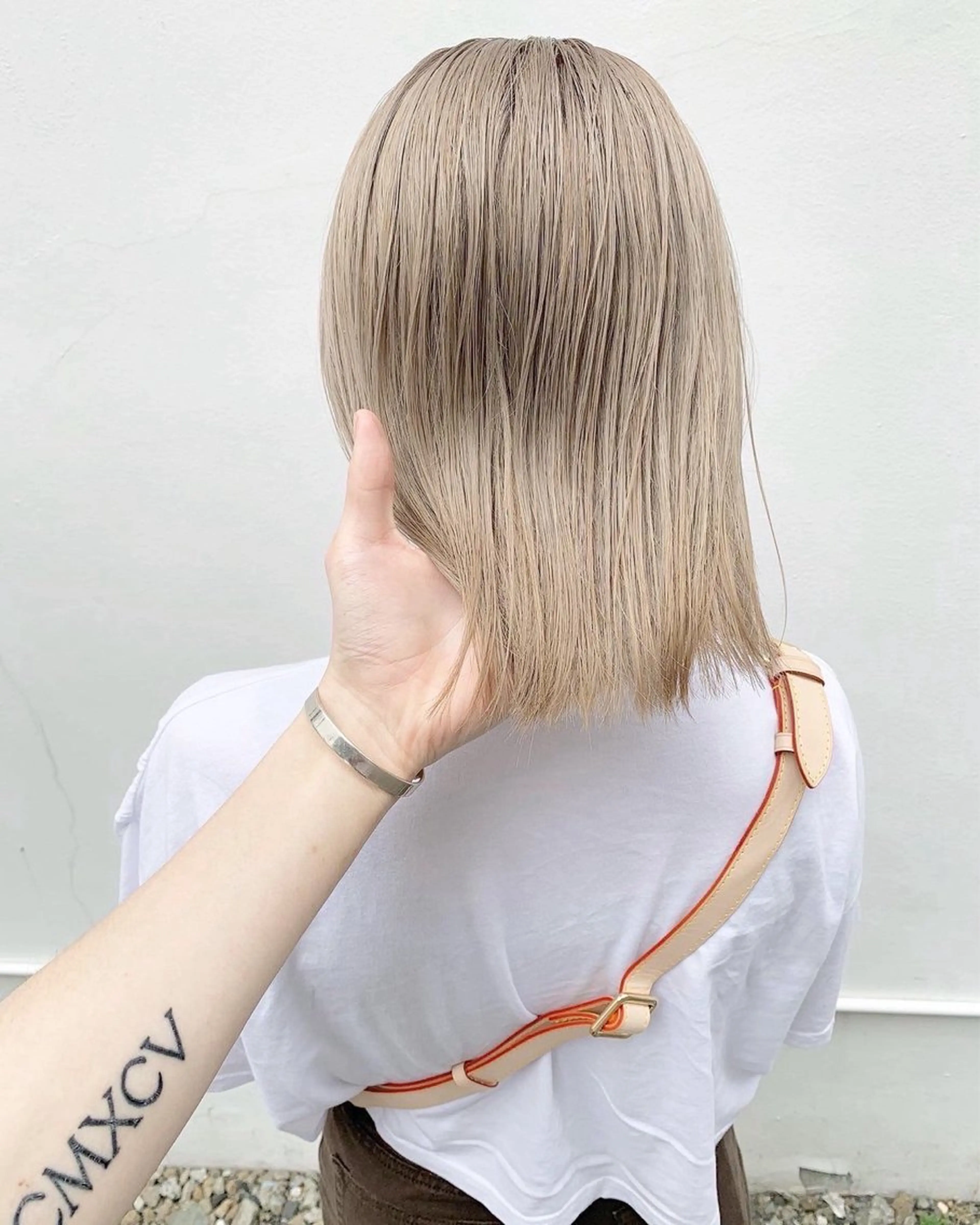 ミディアム カラー メンズ メンズブリーチ メンズハイトーン ベージュカラー ブリーチ ハイトーンカラー sakura ..のヘアスタイル