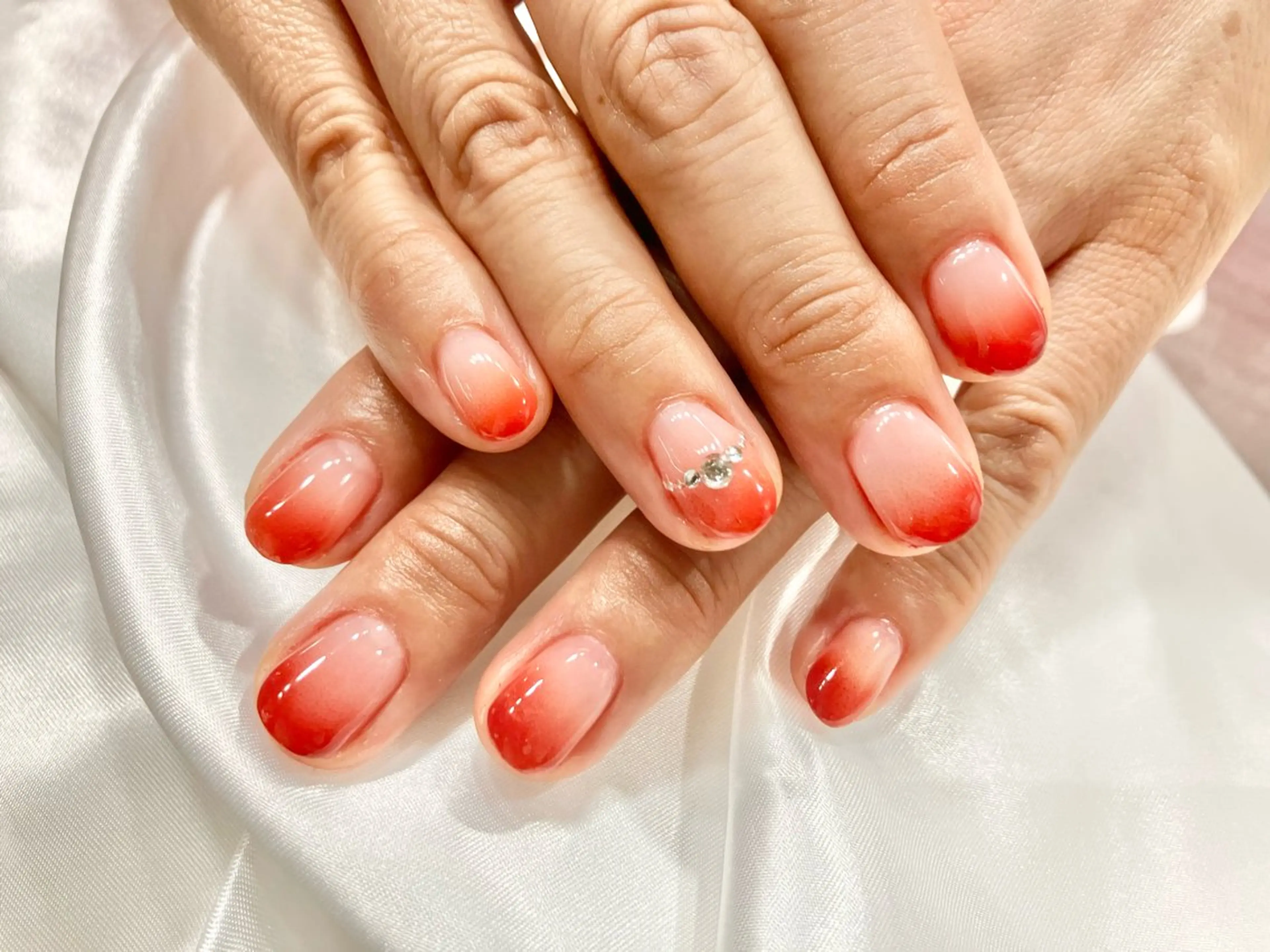 ネイル 赤色 ハンドネイル nailsister まゆのネイルデザイン