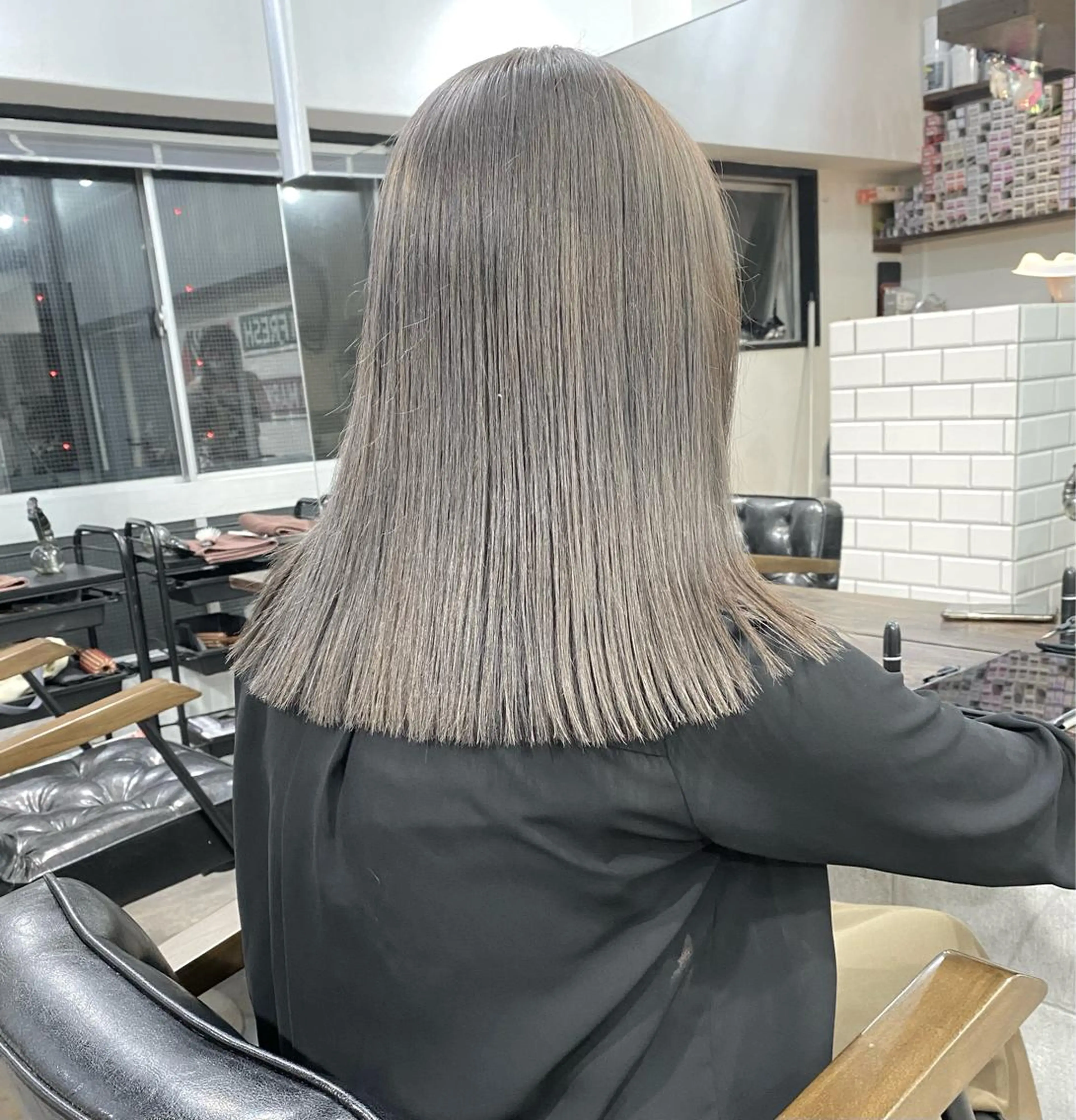 ミディアム カラー シルバー ボブとパーマの達人 美容室難民の方は是非のヘアスタイル