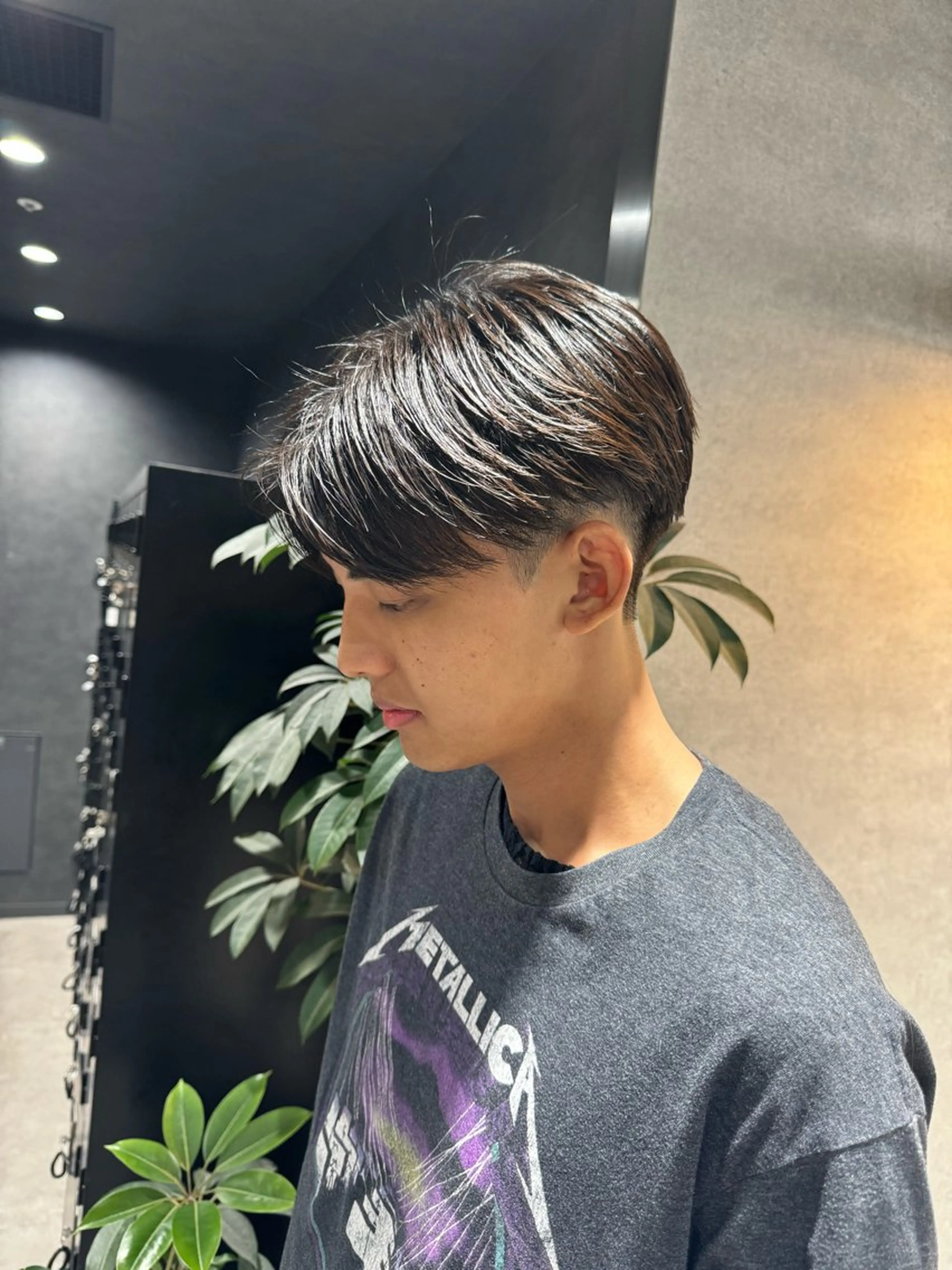 ショート カラー パーマ ヘアアレンジ メンズ メンズブリーチ センターパート メンズハイライト メンズハイトーン マッシュ カット トリートメント ヘッドスパ ヘアセット スパイキー/フェザー /波巻き/かいとのヘアスタイル