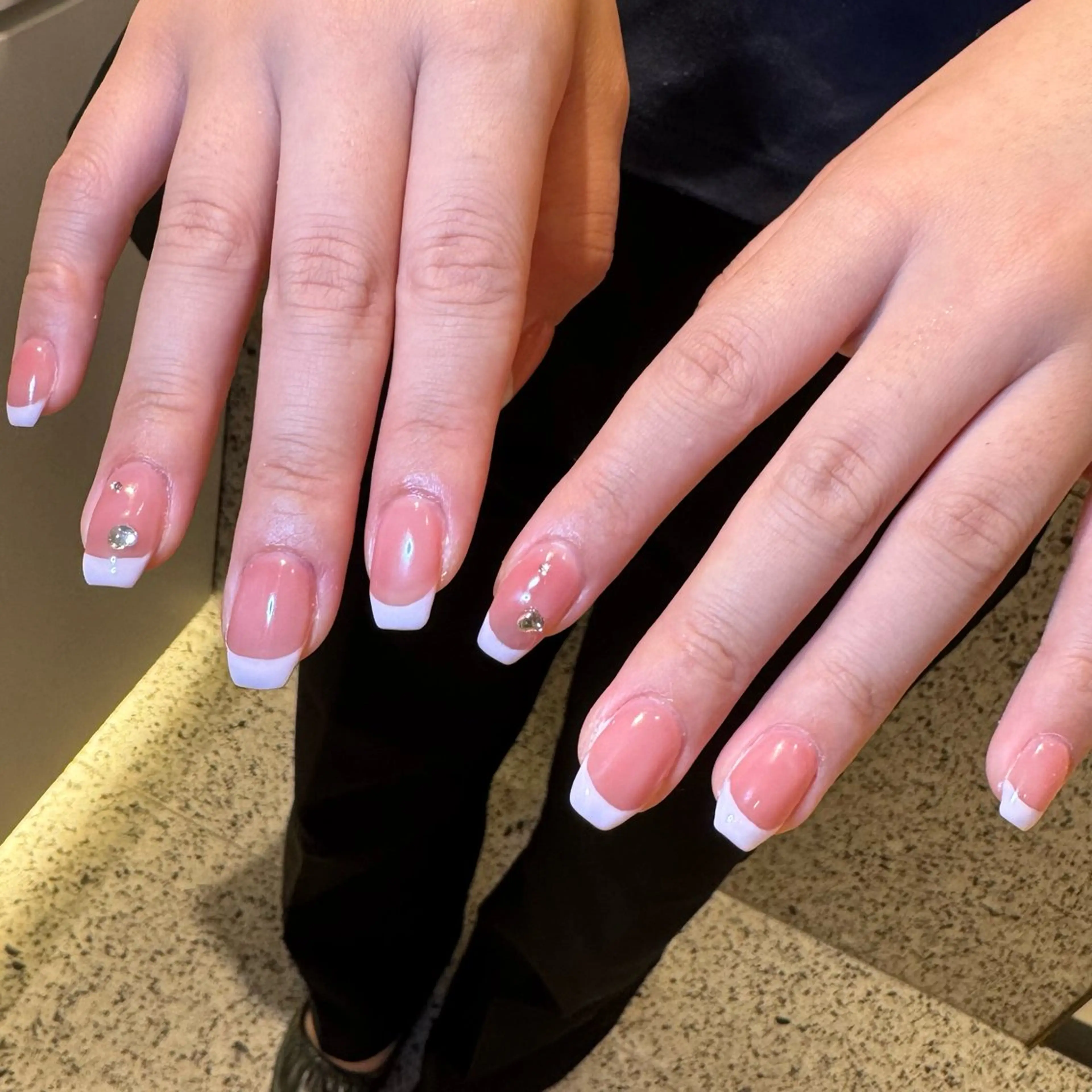 ネイル フレンチネイル ストーンネイル ハンドネイル RIEKO🍒 ワンホン♡推しネイルのネイルデザイン