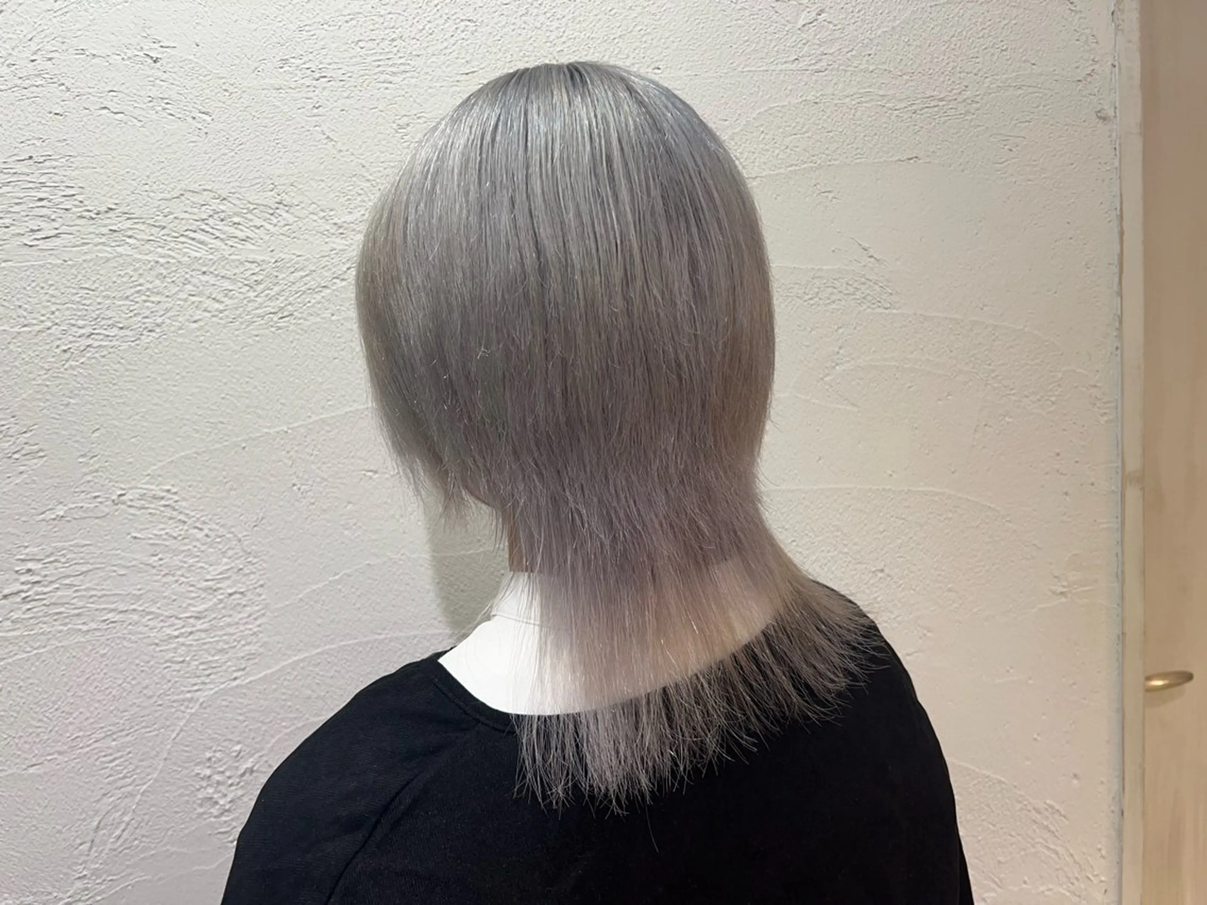 ミディアム カラー ブリーチ ハイトーンカラー シルバー ヘアカラー トリートメント 髪質改善縮毛矯正× 艶髪カラー板垣智大のヘアスタイル