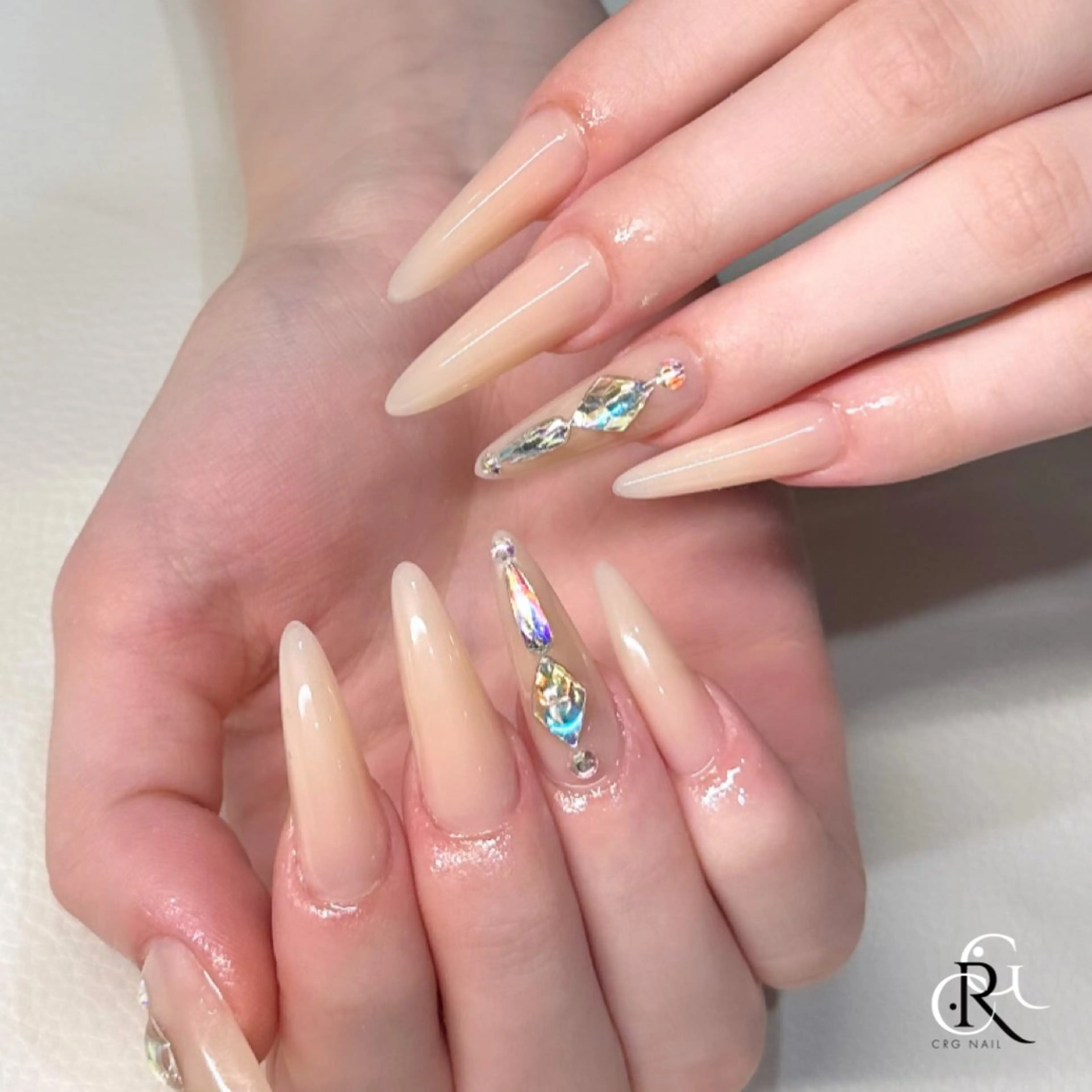 ネイル オーロラネイル キラキラネイル ストーンネイル ハンドネイル 美フォルム✨ CRG　RURIのネイルデザイン