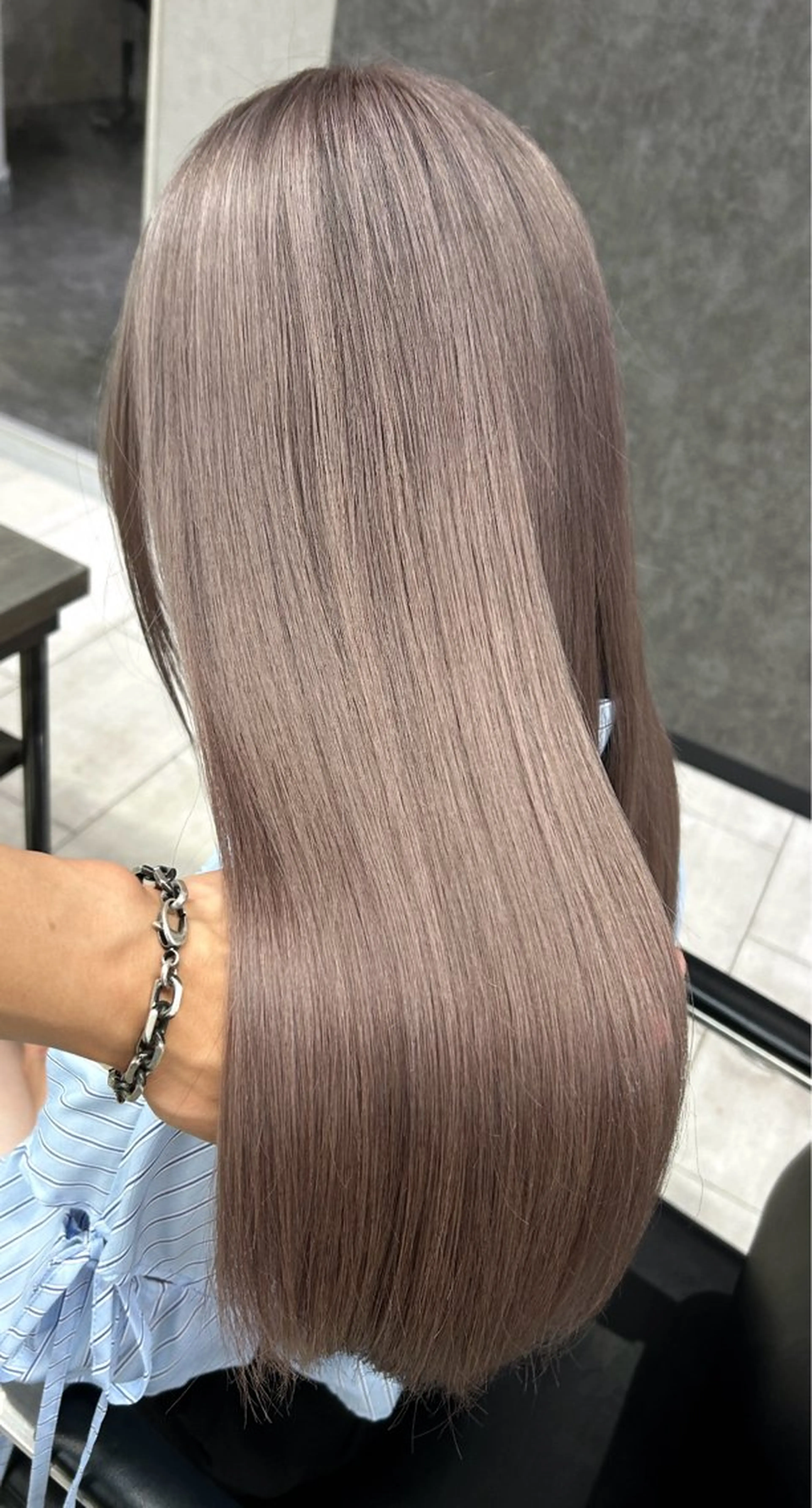 セミロング カラー グレージュ Kvell&Co.所属・ハイトーン カラーのヘアスタイル