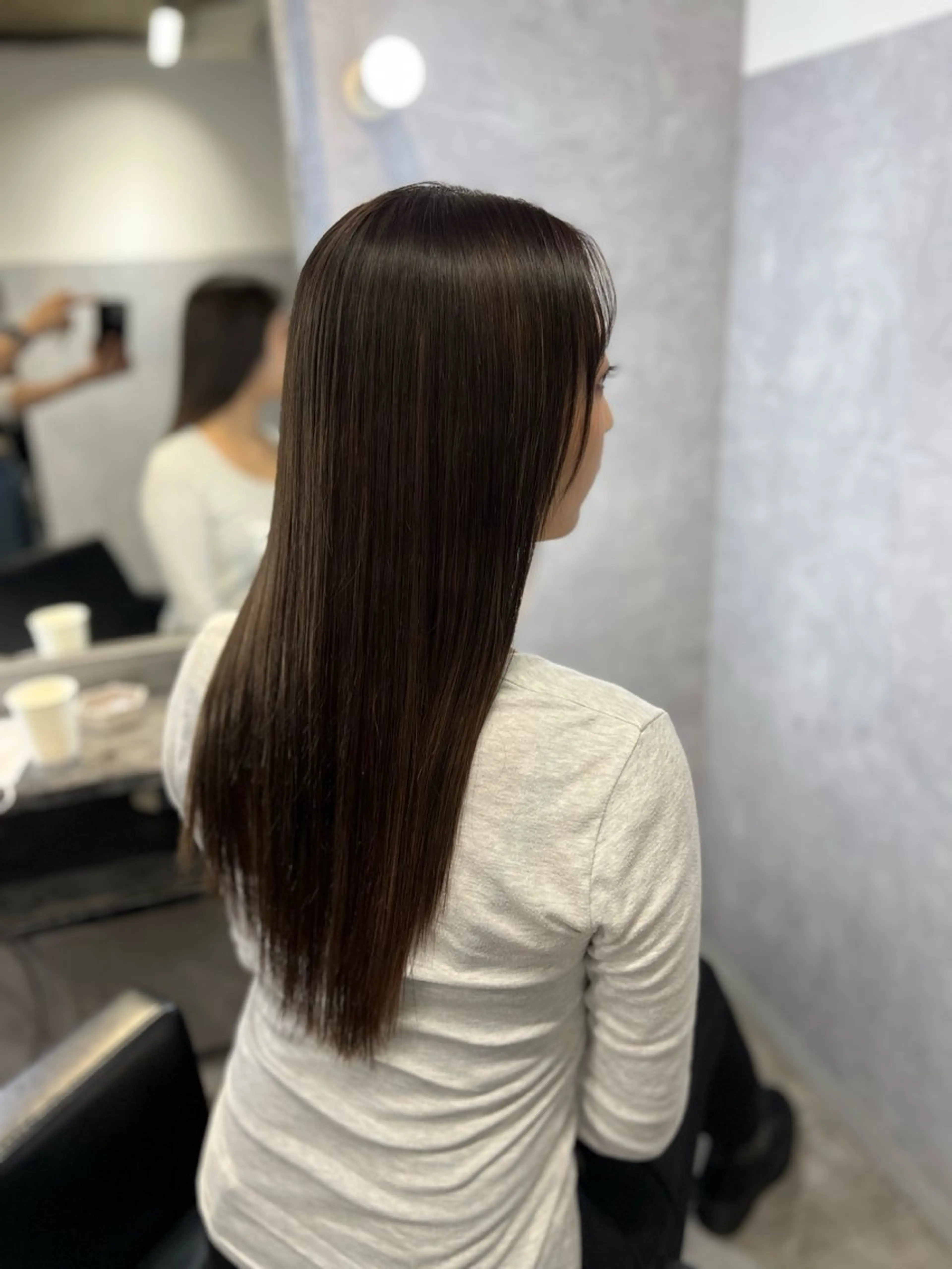 ロング カラー 黒髪 ブリーチ 透明感カラー 顔周りカット レイヤーカット カット ヘアカラー トリートメント TOMONA👑 透明感カラーレイヤーのヘアスタイル