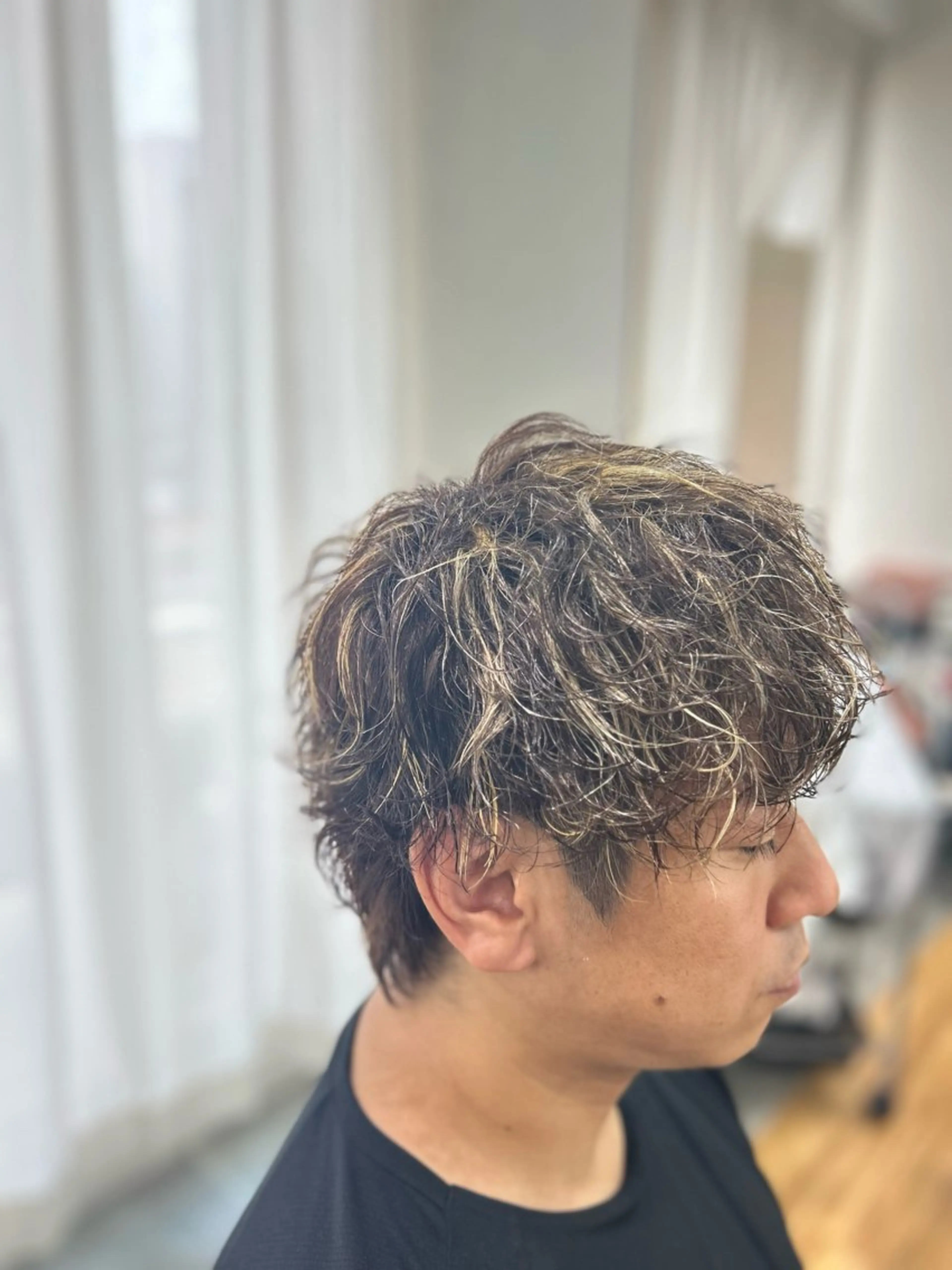 ショート カラー パーマ メンズ メンズハイライト メンズパーマ メンズツイストパーマ ツイストスパイラルパーマ 波巻きパーマ カット ヘアカラー パーマ CECIL hair なんば店所属・メンズパーマ 艶髪☆店長☆有馬のヘアスタイル