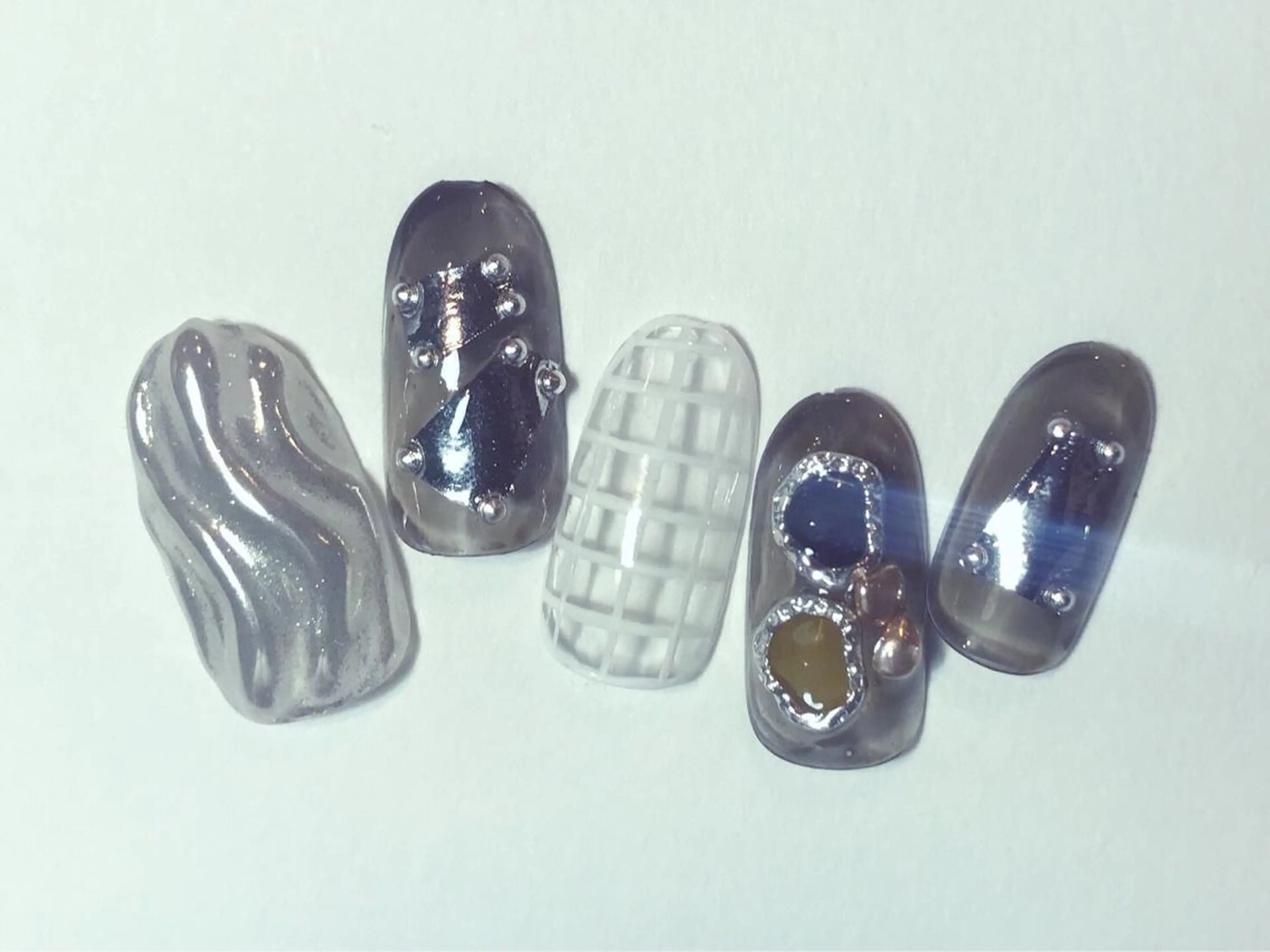 ネイル ハンドネイル キラキラ オメメのネイルデザイン