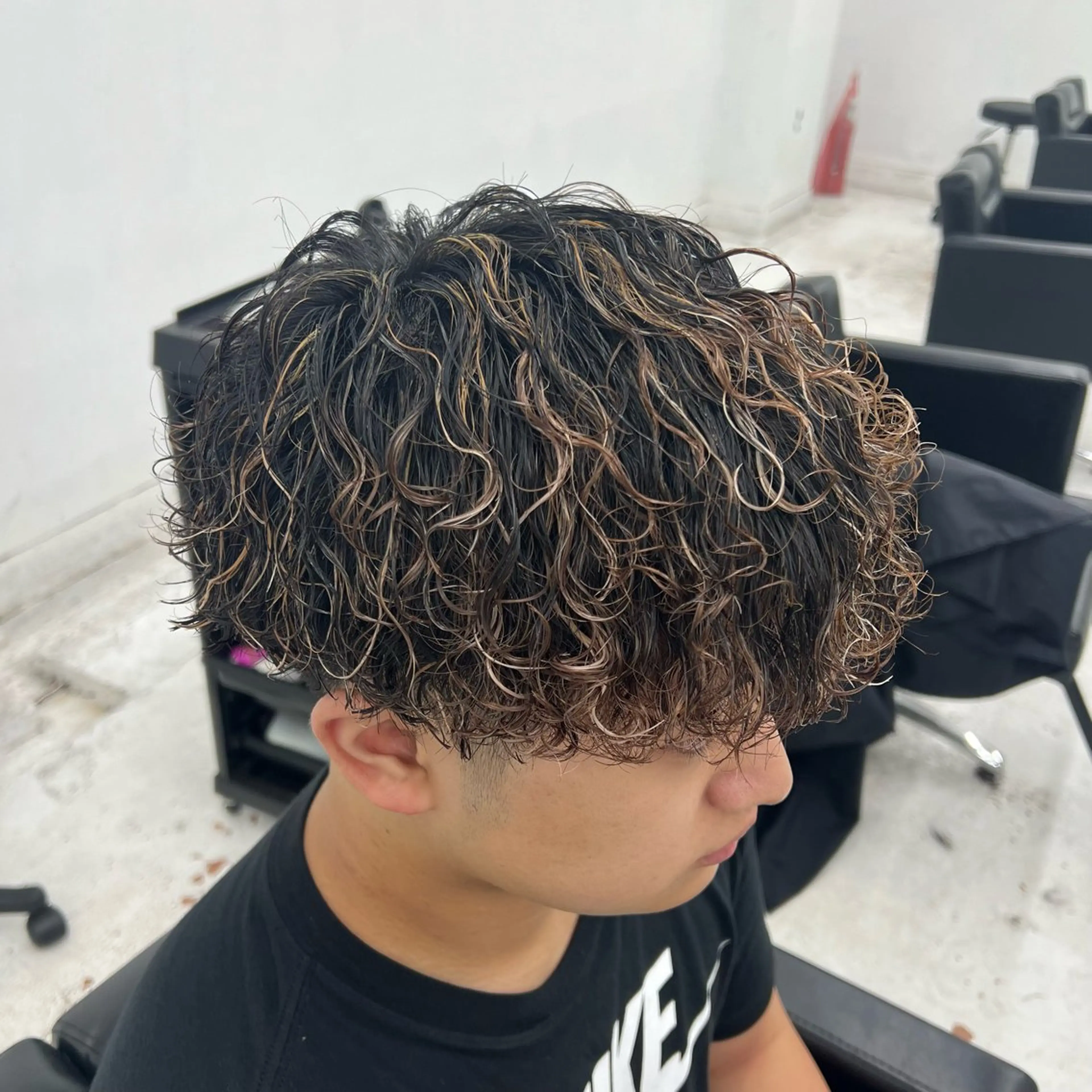 カラー パーマ メンズ メンズハイライト メンズメッシュ 波巻きパーマ ハイライトカラー メッシュ カット ヘアカラー パーマ 柏メンズカットパーマ NO.1タイチのヘアスタイル
