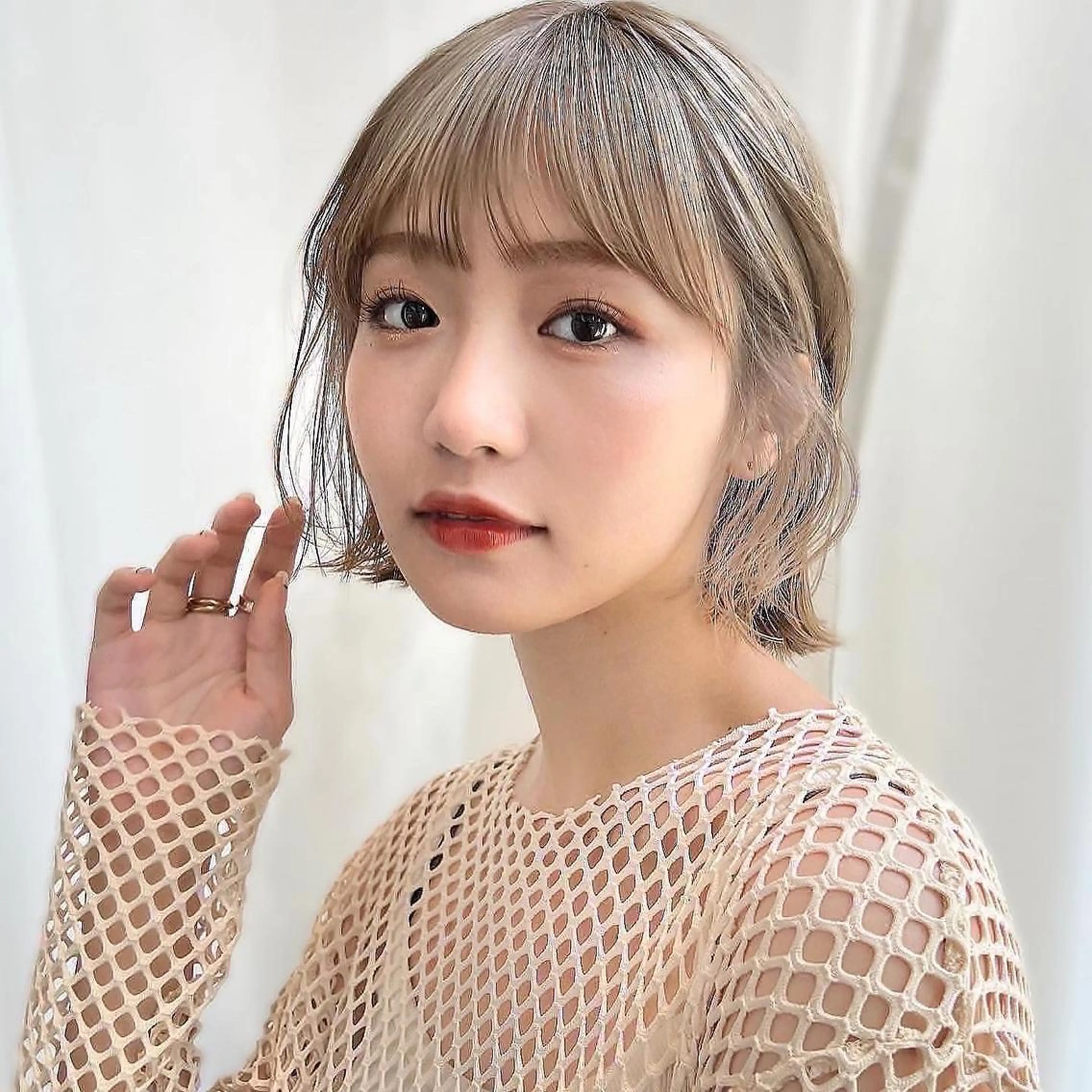 ショート カラー 切りっぱなしボブ 前下がりボブ ベージュカラー ブリーチ グレージュ カット ヘアカラー トリートメント ニュアンスレイヤー ハイトーンカラーのヘアスタイル