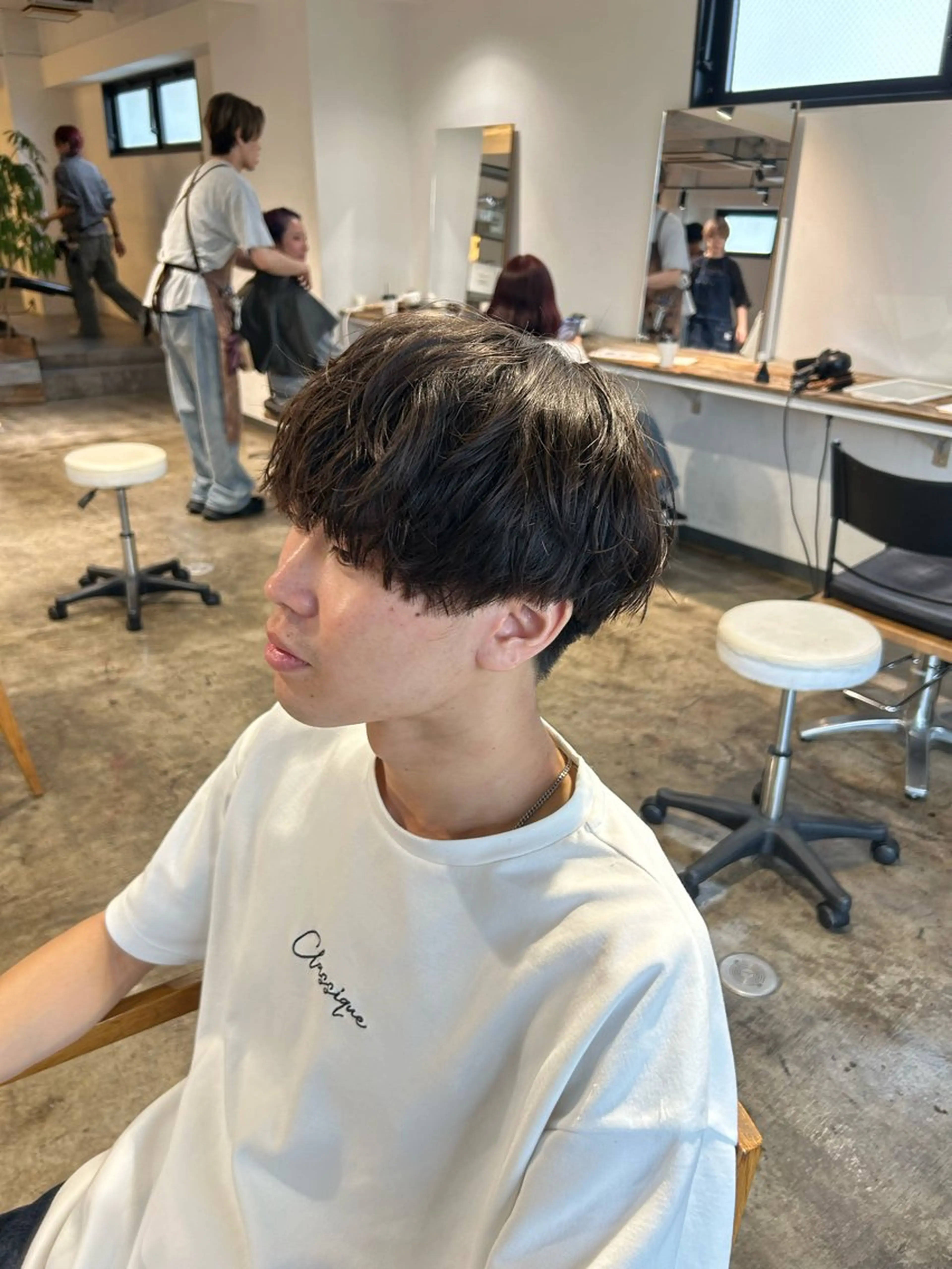 ショート パーマ メンズ センターパート ダウンパーマ カルマパーマ メンズ韓国風 マッシュウルフ カット パーマ フェザーパーマ癖毛 曲がる縮毛矯正森岡のヘアスタイル