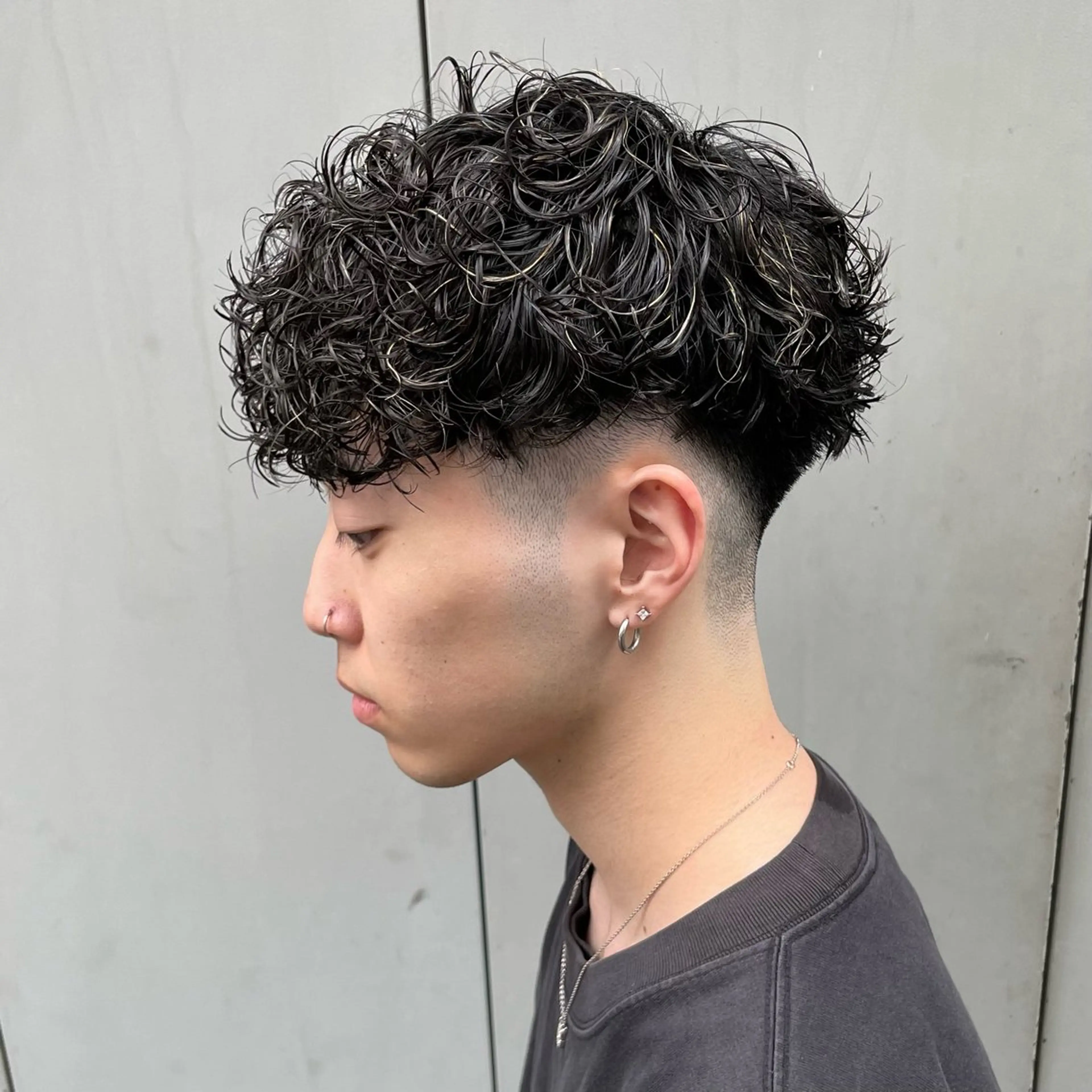 ショート カラー パーマ ヘアアレンジ メンズ センターパート メンズハイライト マッシュ メンズパーマ スペインカール SKILL ikebukuro所属・✂️メンズカット ひろき✂️のヘアスタイル
