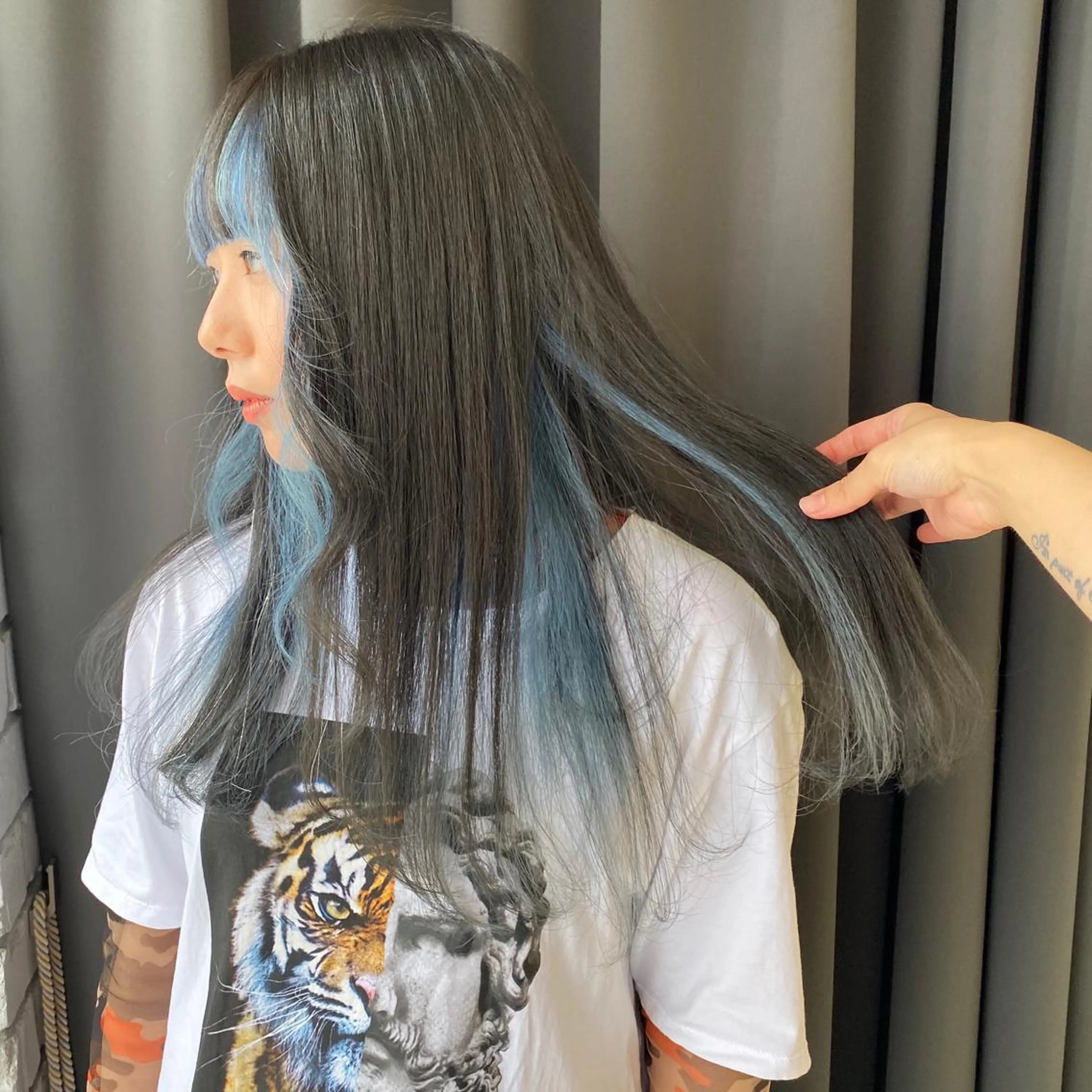 ロング カラー アッシュ ブリーチ ORIKA 美容室のヘアスタイル
