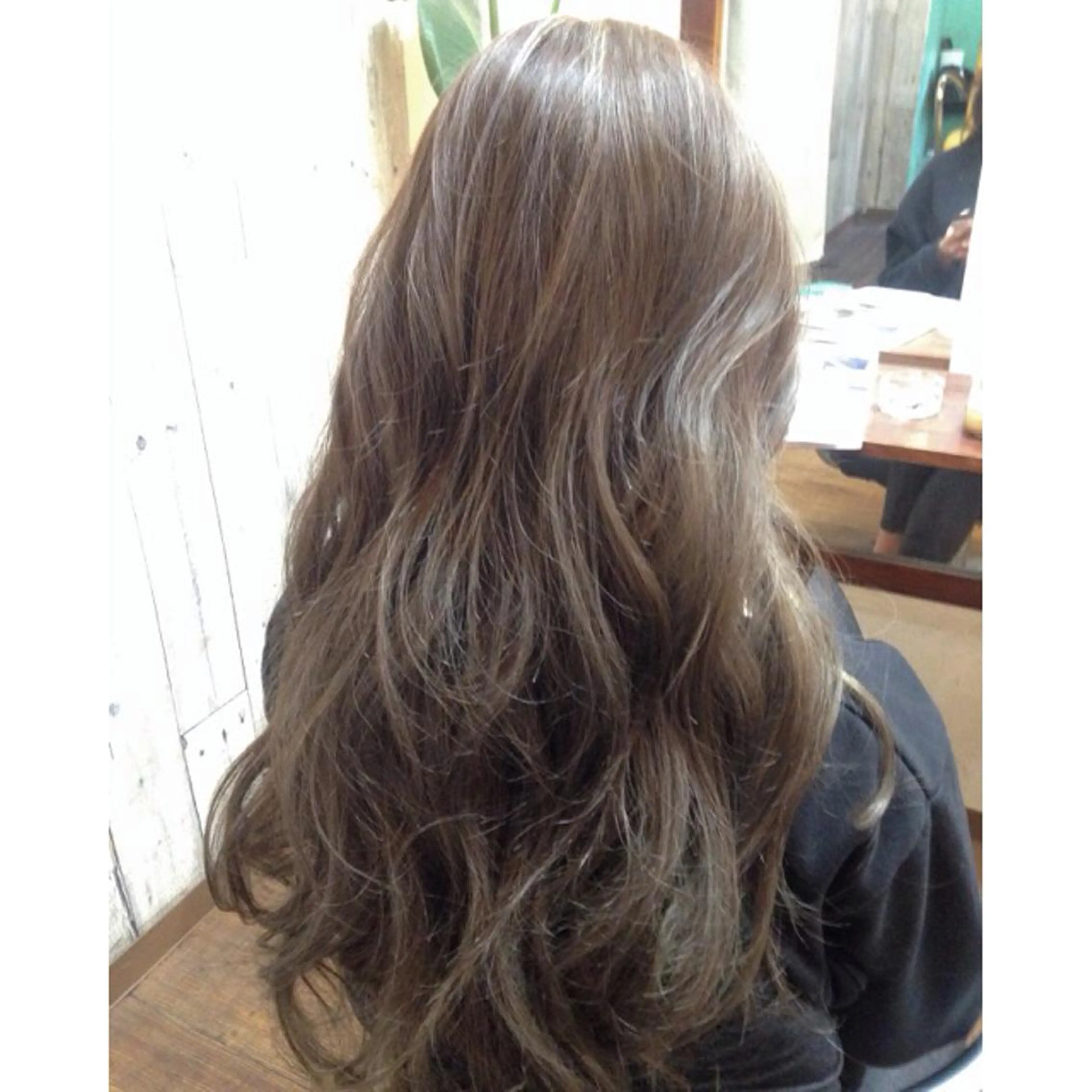 ロング カラー グレージュ 泉 大基のヘアスタイル
