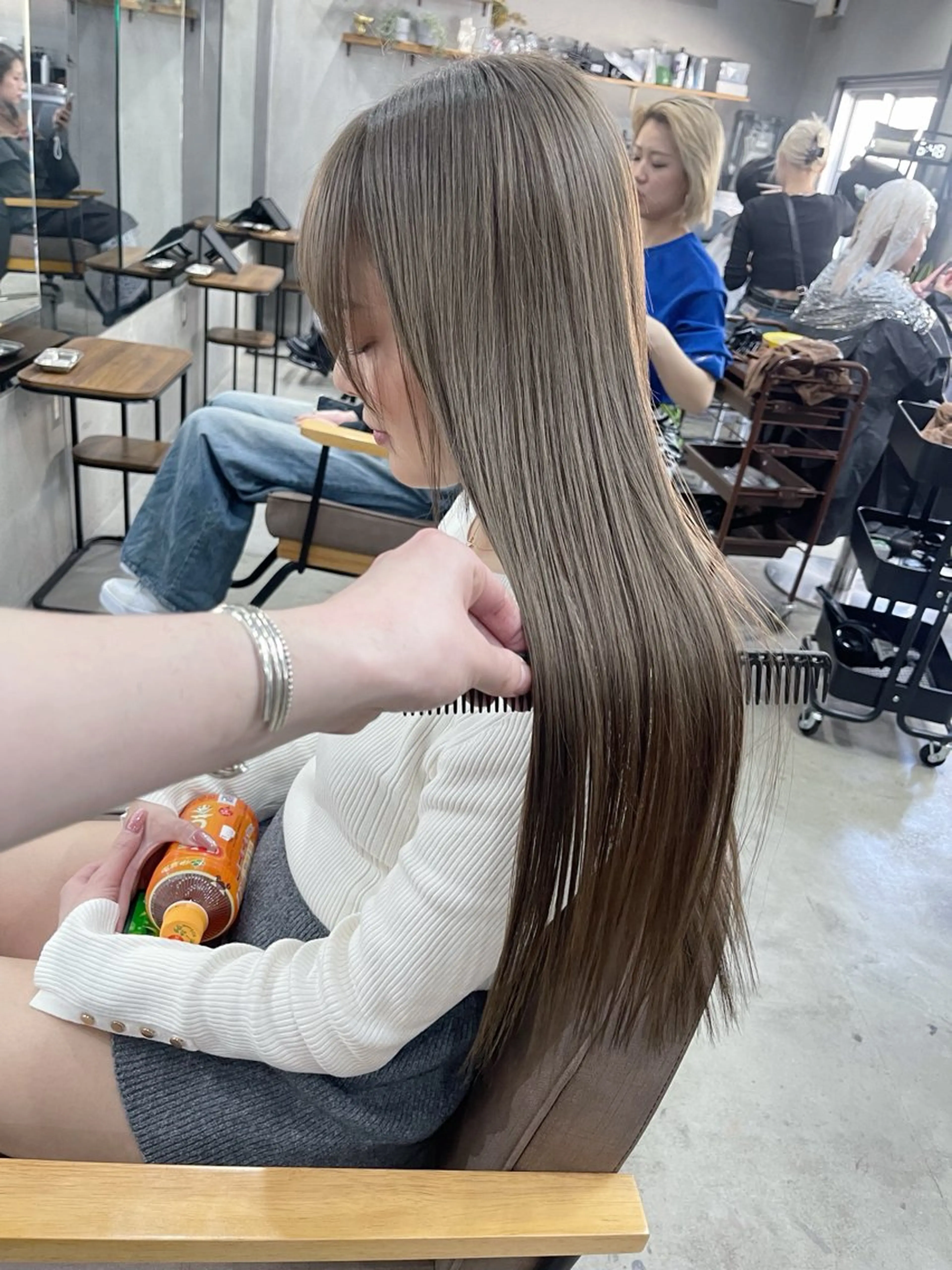 セミロング カラー ベージュカラー グレージュ ミルクティーベージュ ミルクティーグレージュ ヘアカラー トリートメント AiM 大名のヘアスタイル