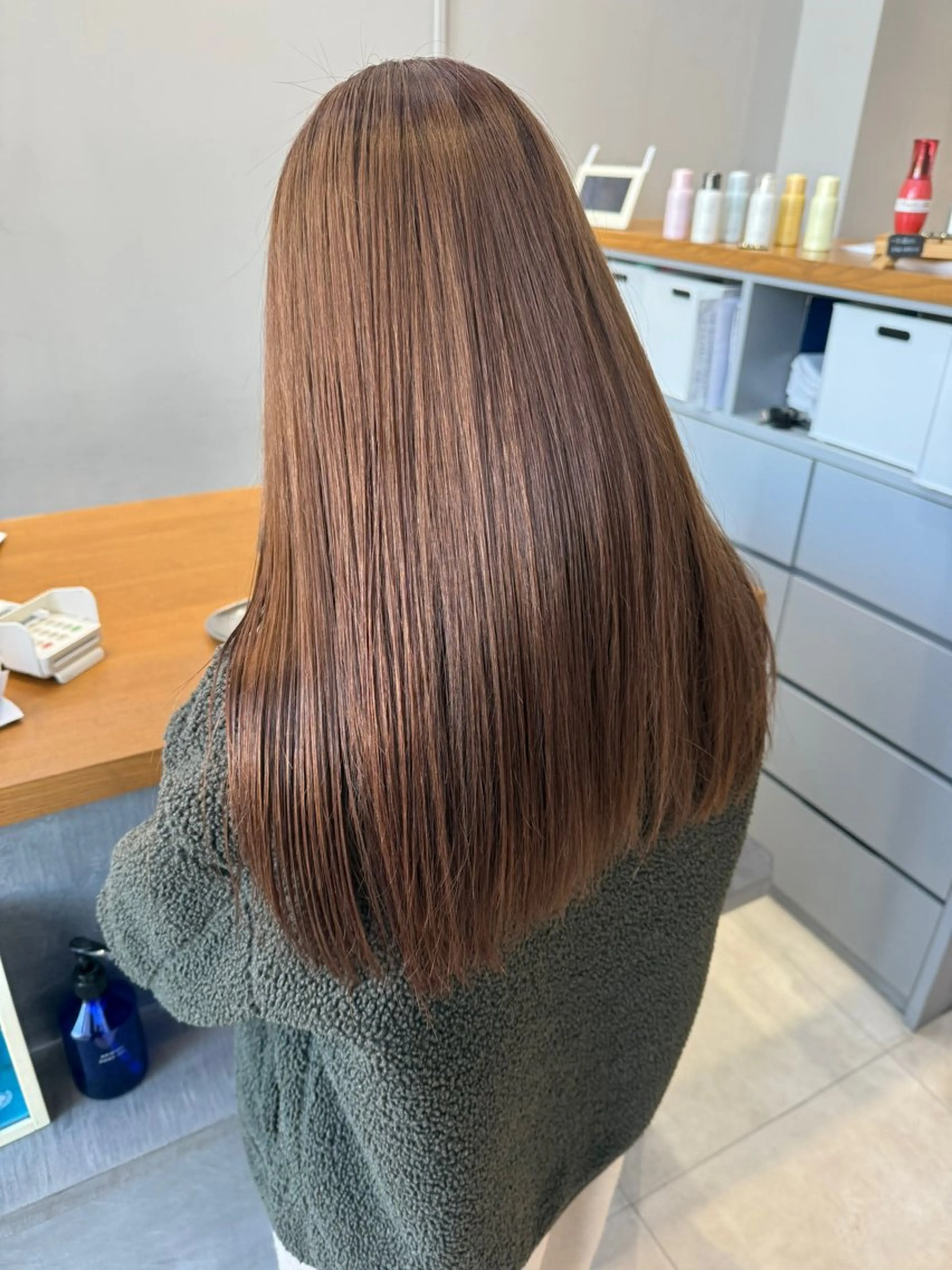 ロング カラー ベージュカラー 透明感カラー ヘアカラー エマ ピボット 中川店所属・富原崇太/透明感カラ ー/切りっぱなしボブのヘアスタイル