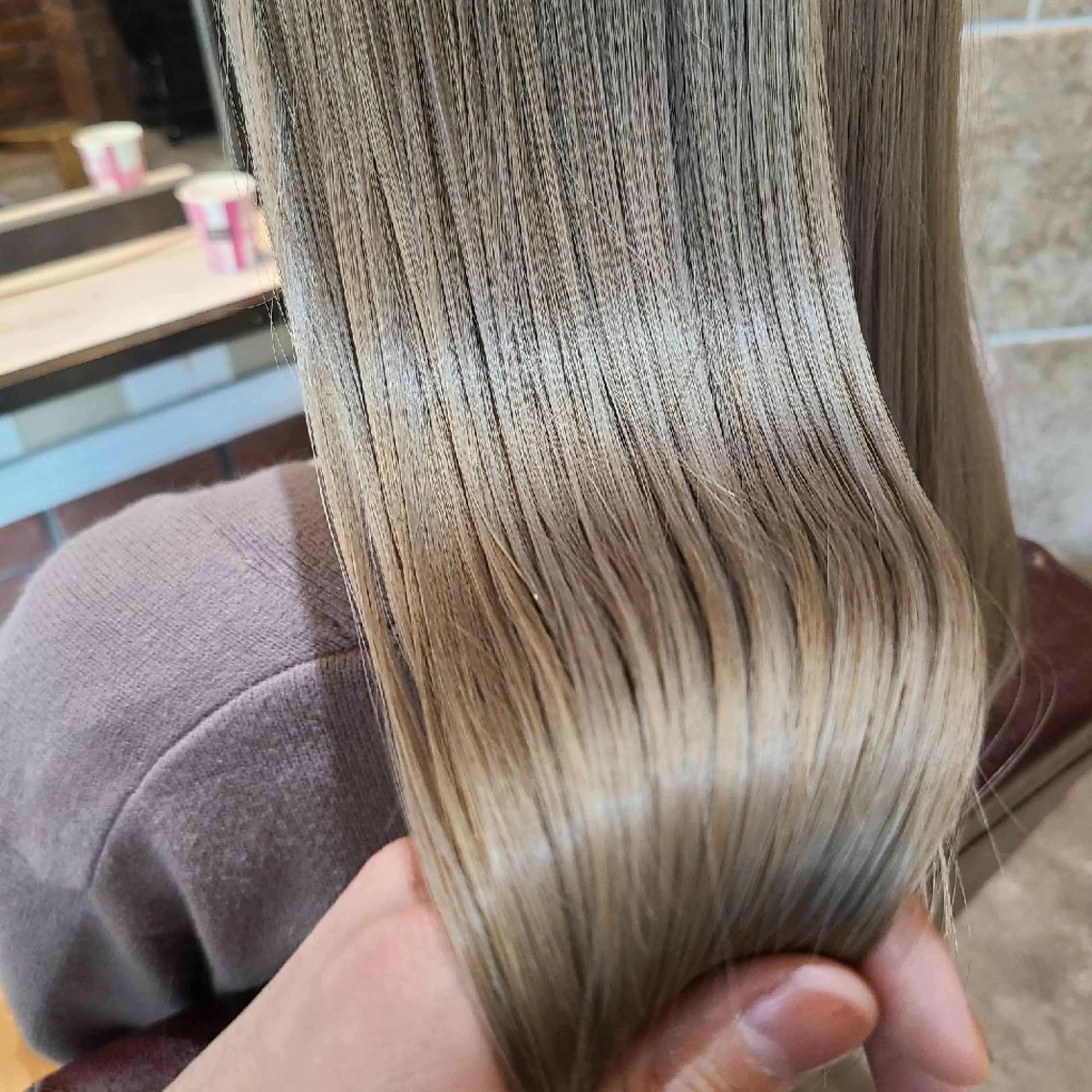 セミロング カラー ブリーチ 501 HAIR studio所属・22時迄営業サロン⭐ YASUHIRO🌿の眉毛・アイブロウイメージ