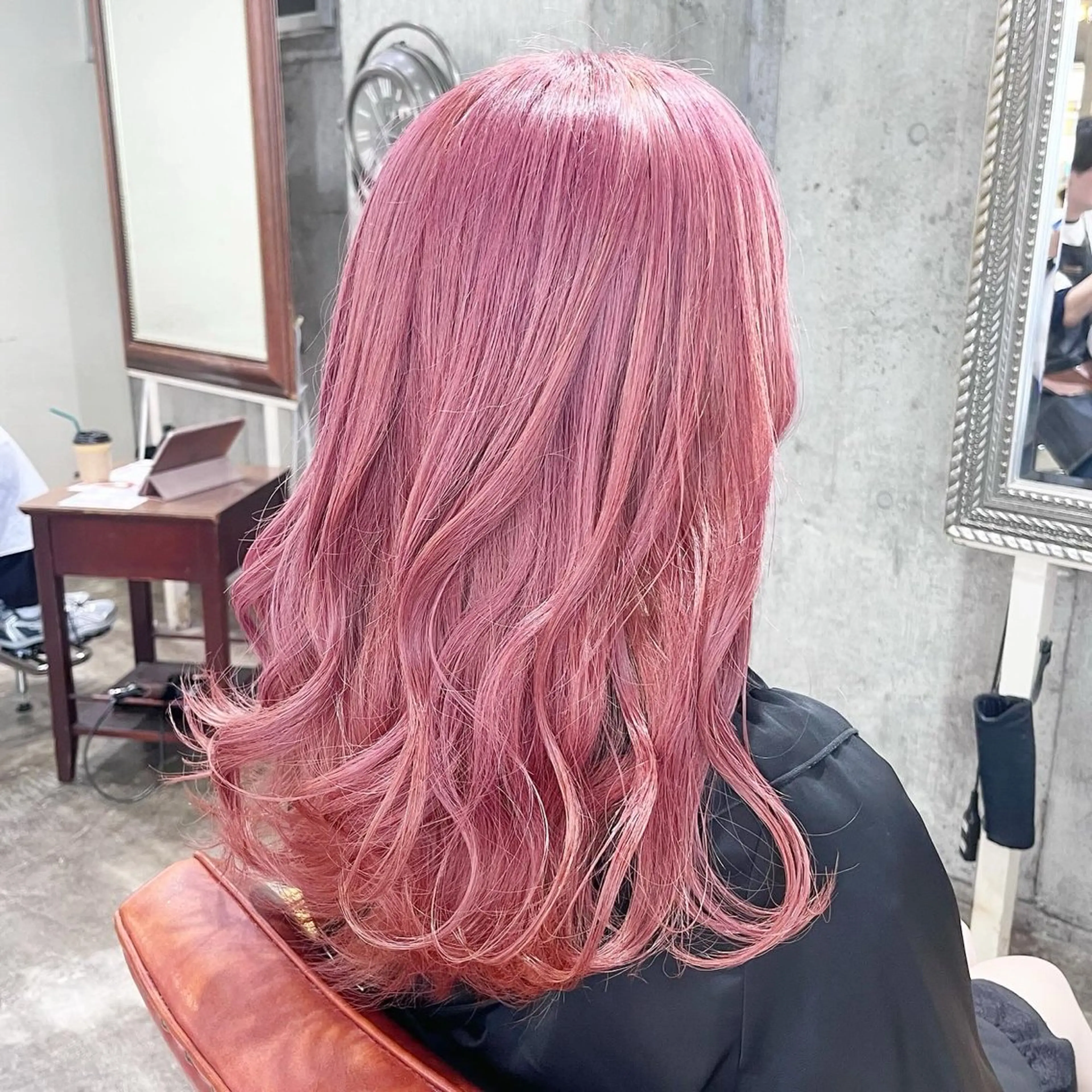 ミディアム カラー ヘアアレンジ ブリーチ ピンクカラー🩷 ヘアセットＮＯ.1のヘアスタイル