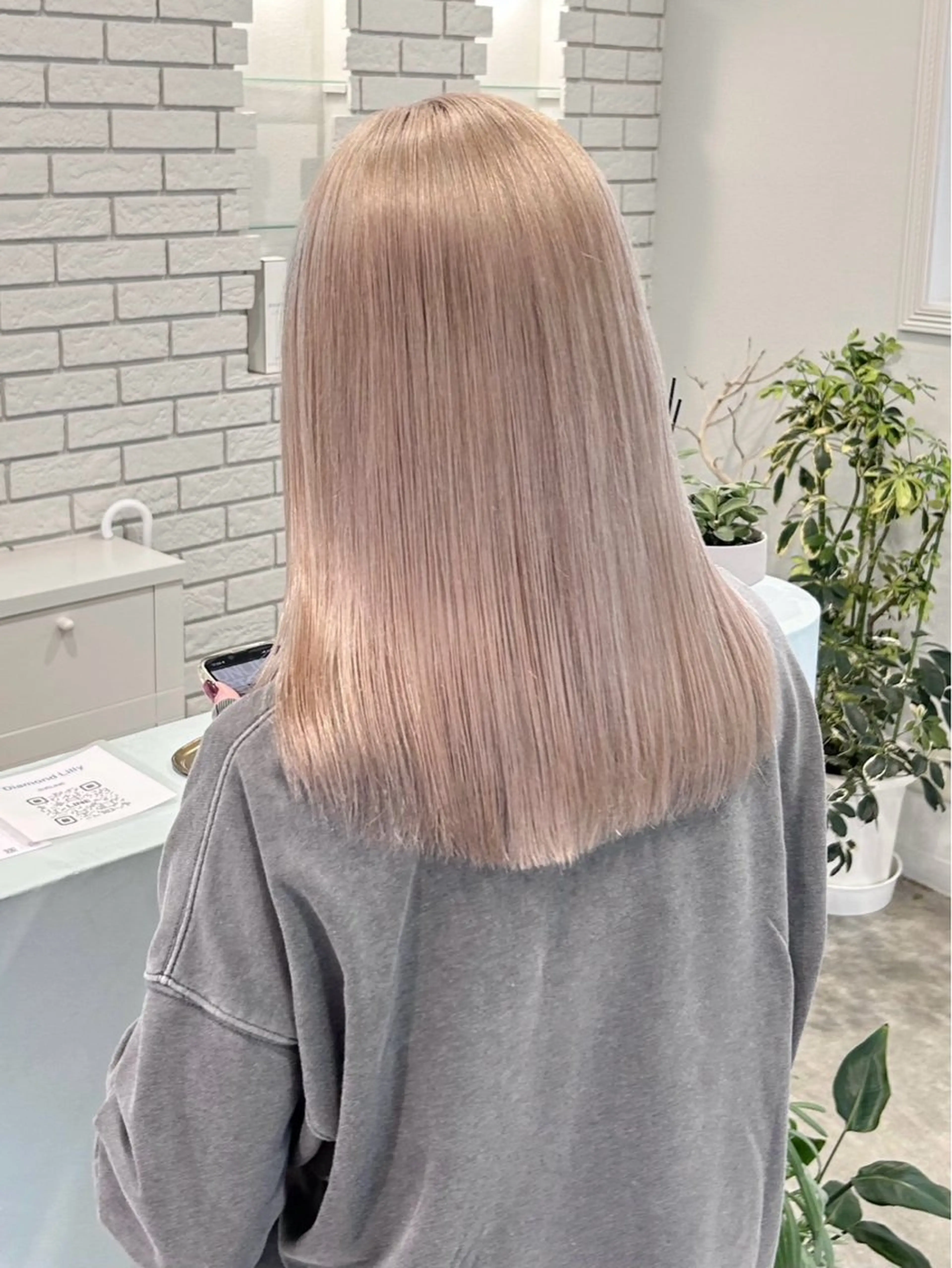 ミディアム カラー みなみ/ブリーチ/ ダイアモンドリリーのヘアスタイル