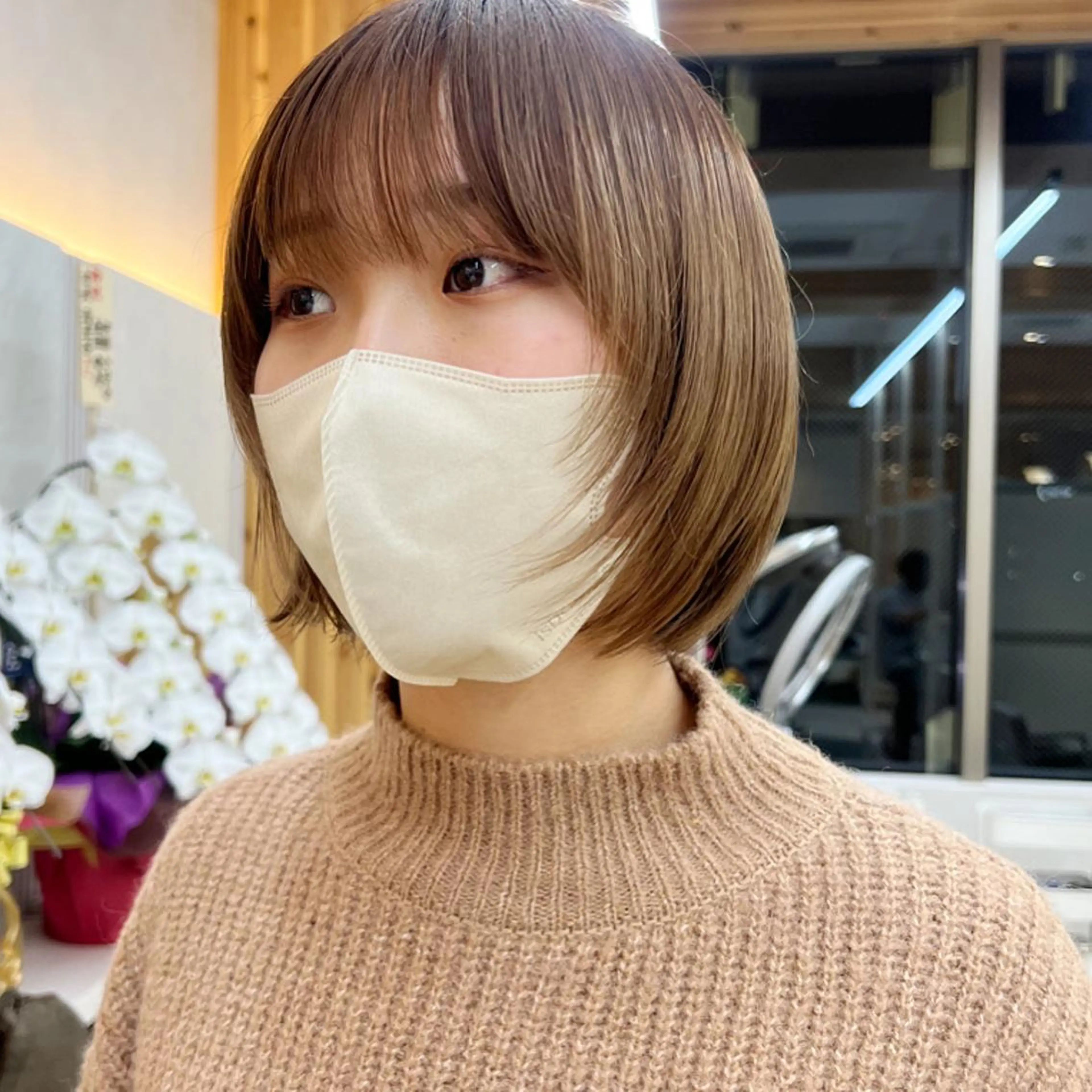 ショート カラー 切りっぱなしボブ 前下がりボブ ベージュカラー ブリーチ グレージュ カット ヘアカラー トリートメント ニュアンスレイヤー ハイトーンカラーのヘアスタイル