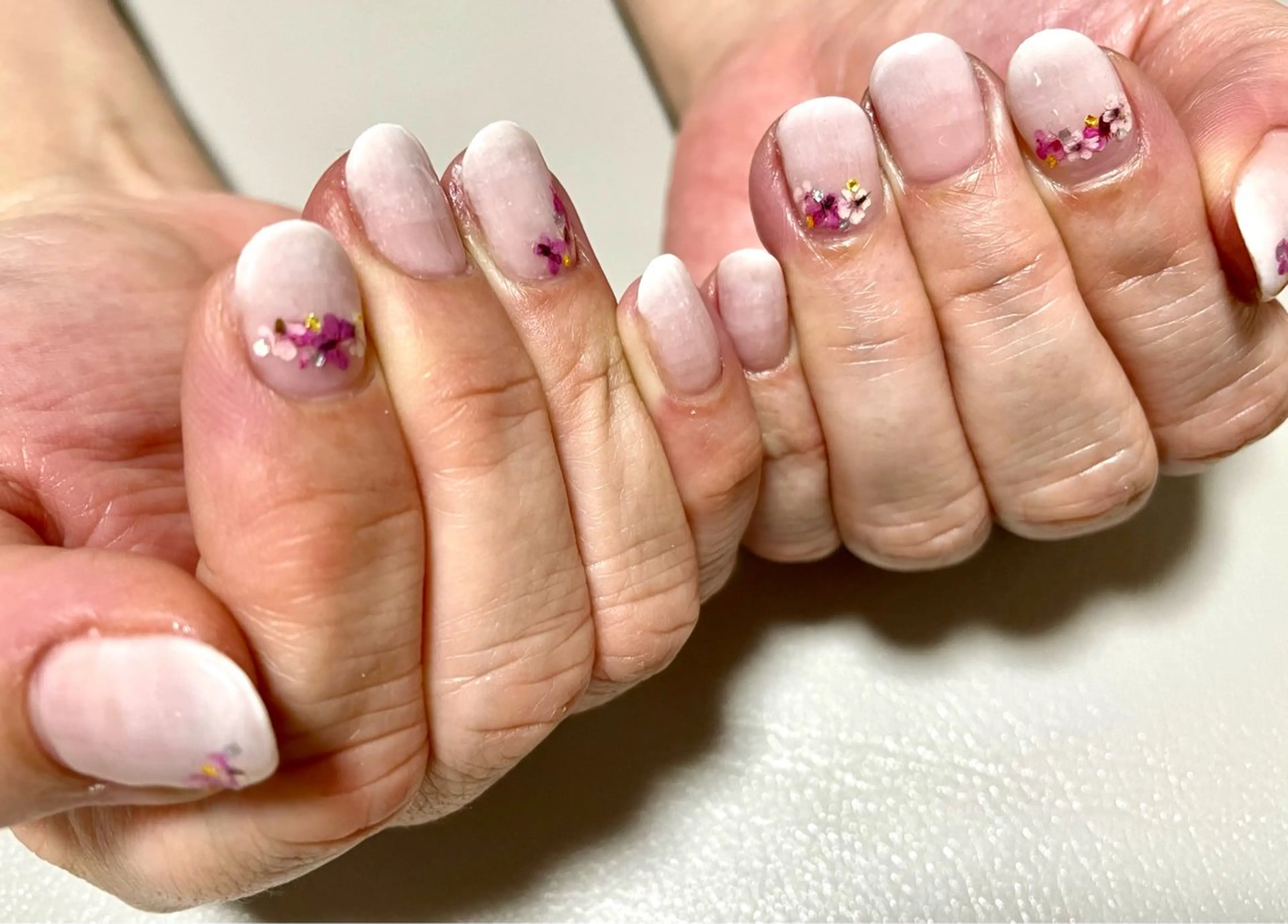 ネイル グラデーション ピンク ピンクベージュ ホワイト ハンドネイル Beauty salon 100＋大鳥居店所属・100＋大鳥居店 MIKAのネイルデザイン