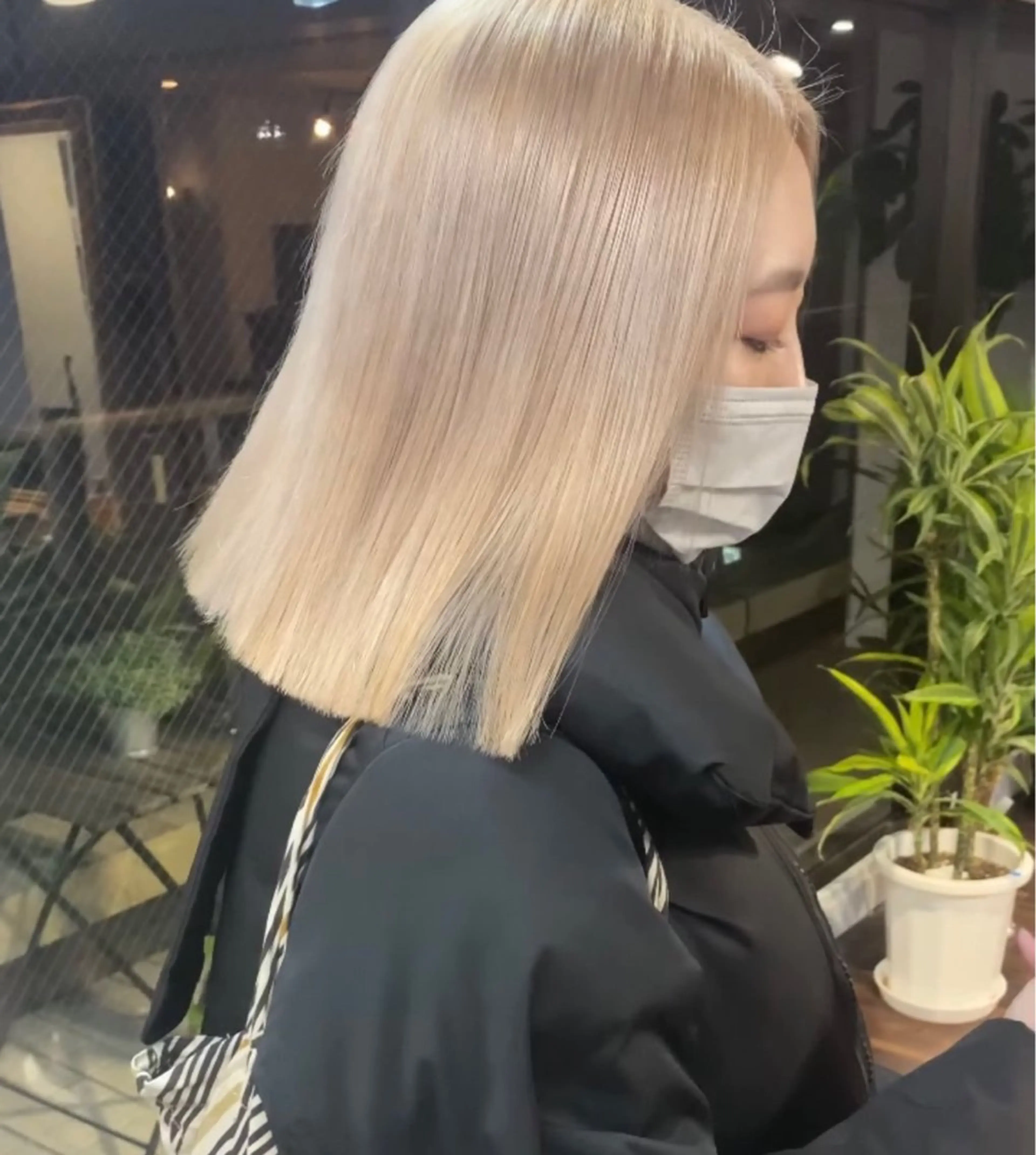 ミディアム カラー ヘアアレンジ ベージュカラー ブリーチ ブロンド ダブルカラー ミルクティーベージュ mao透明感カラー 似合わせヘアメイクのヘアスタイル