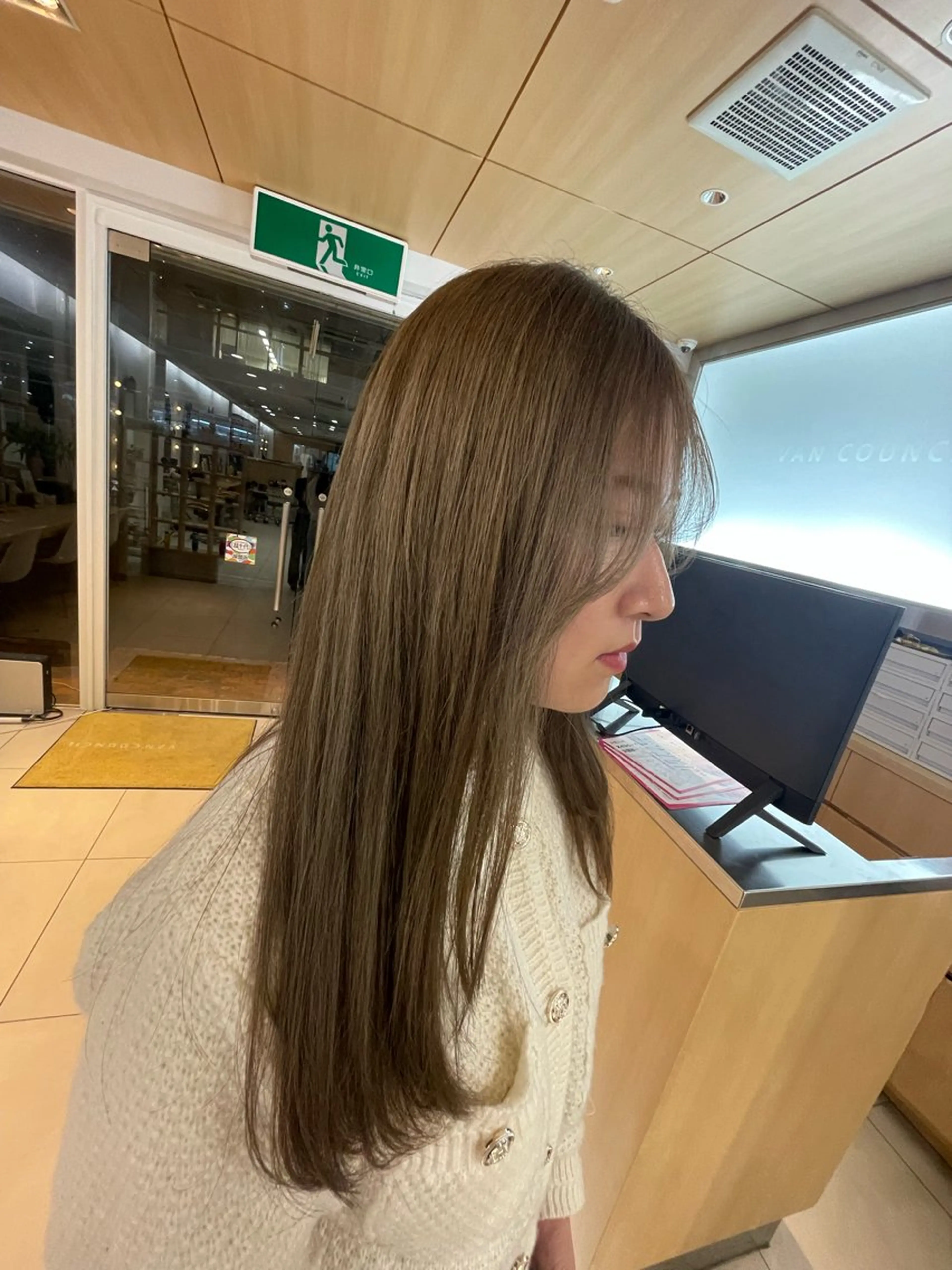 ロング カラー ベージュカラー オリーブベージュ カット ヘアカラー トリートメント ウラスギ アカリのヘアスタイル