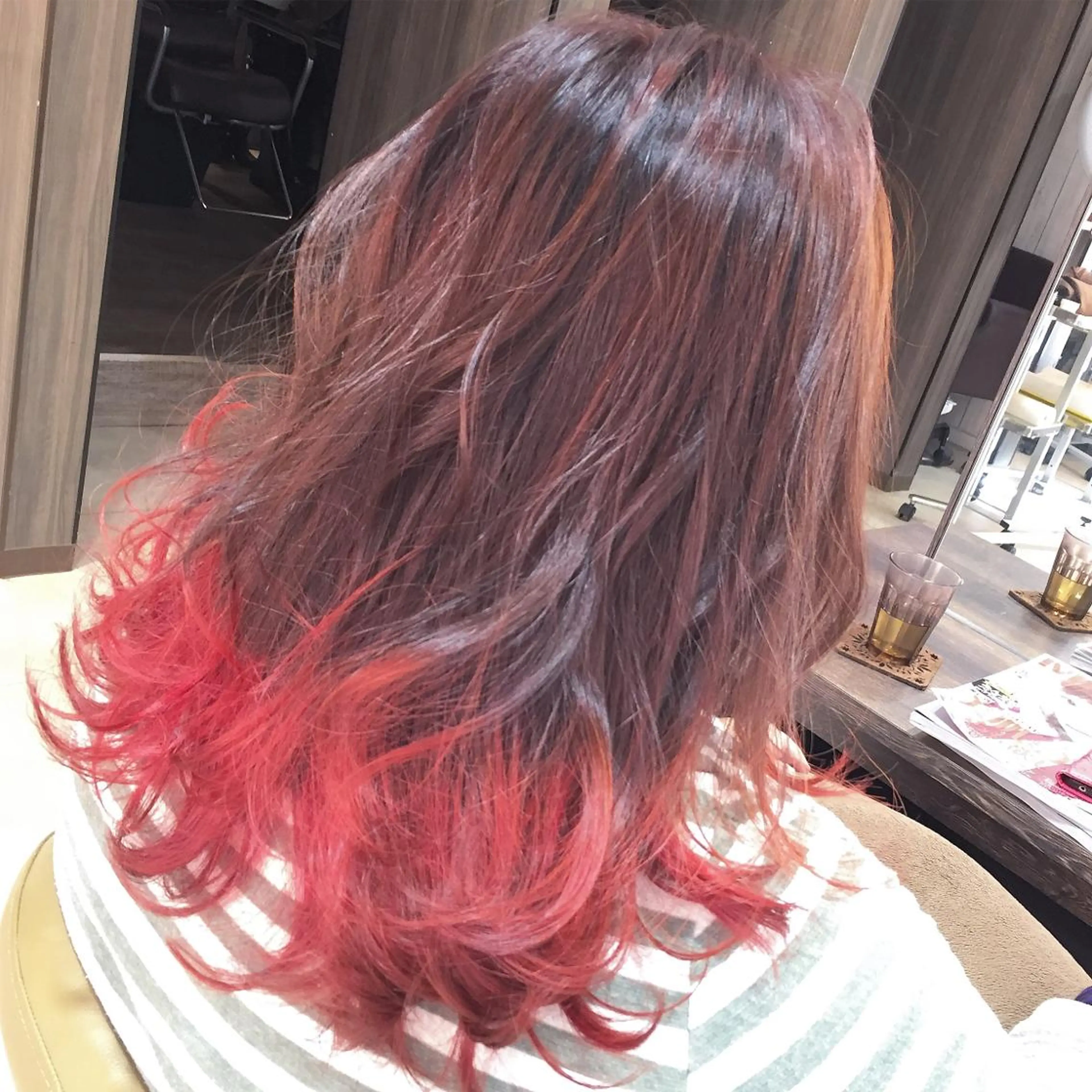セミロング カラー グラデーションカラー ピンクカラー 駒田 拳児のヘアスタイル