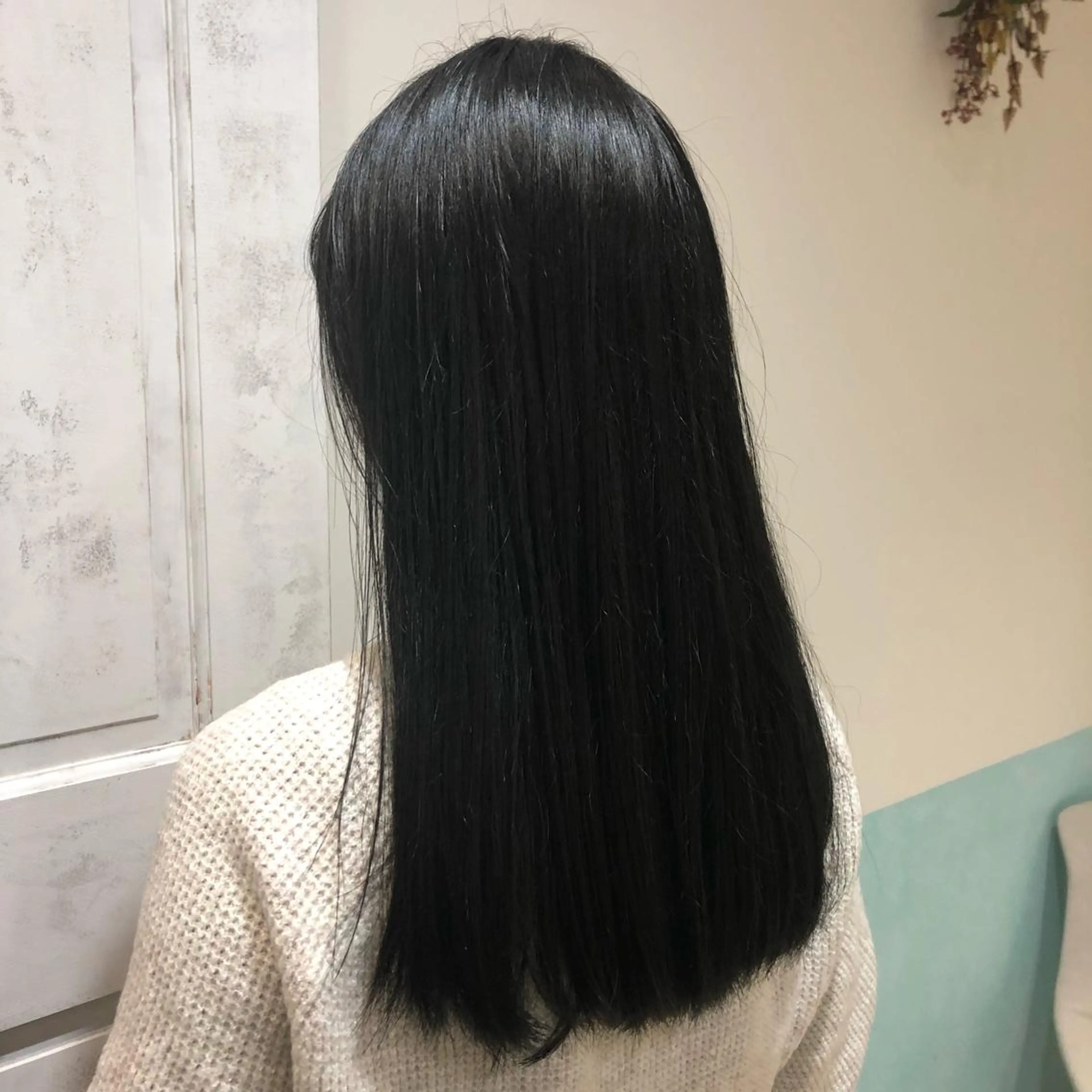 ロング カラー 黒髪 ブルーカラー ブルーブラック 伊東 彩花のヘアスタイル