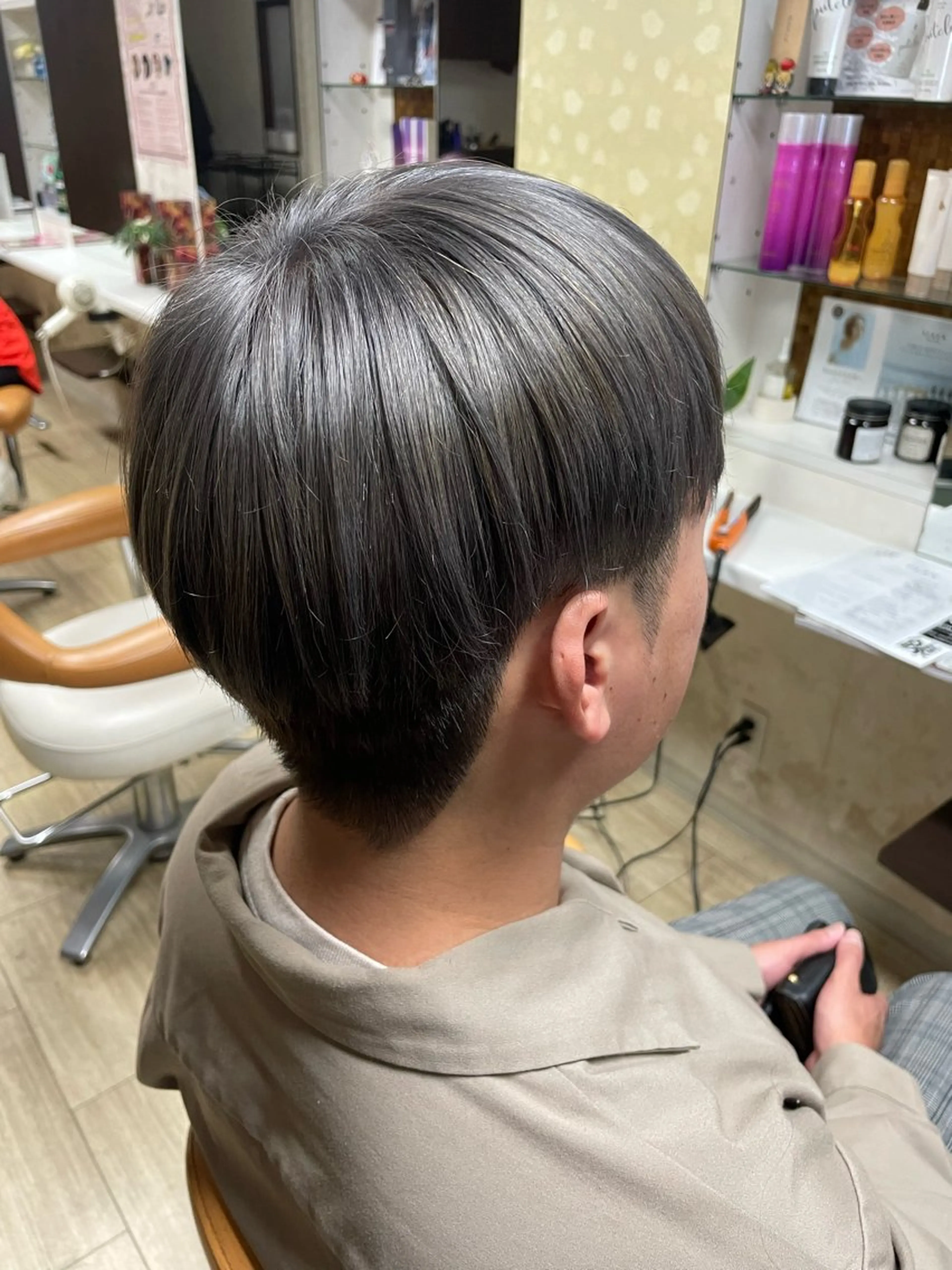 ショート カラー メンズ シルバー ヘアカラー 徳留 もも花のヘアスタイル