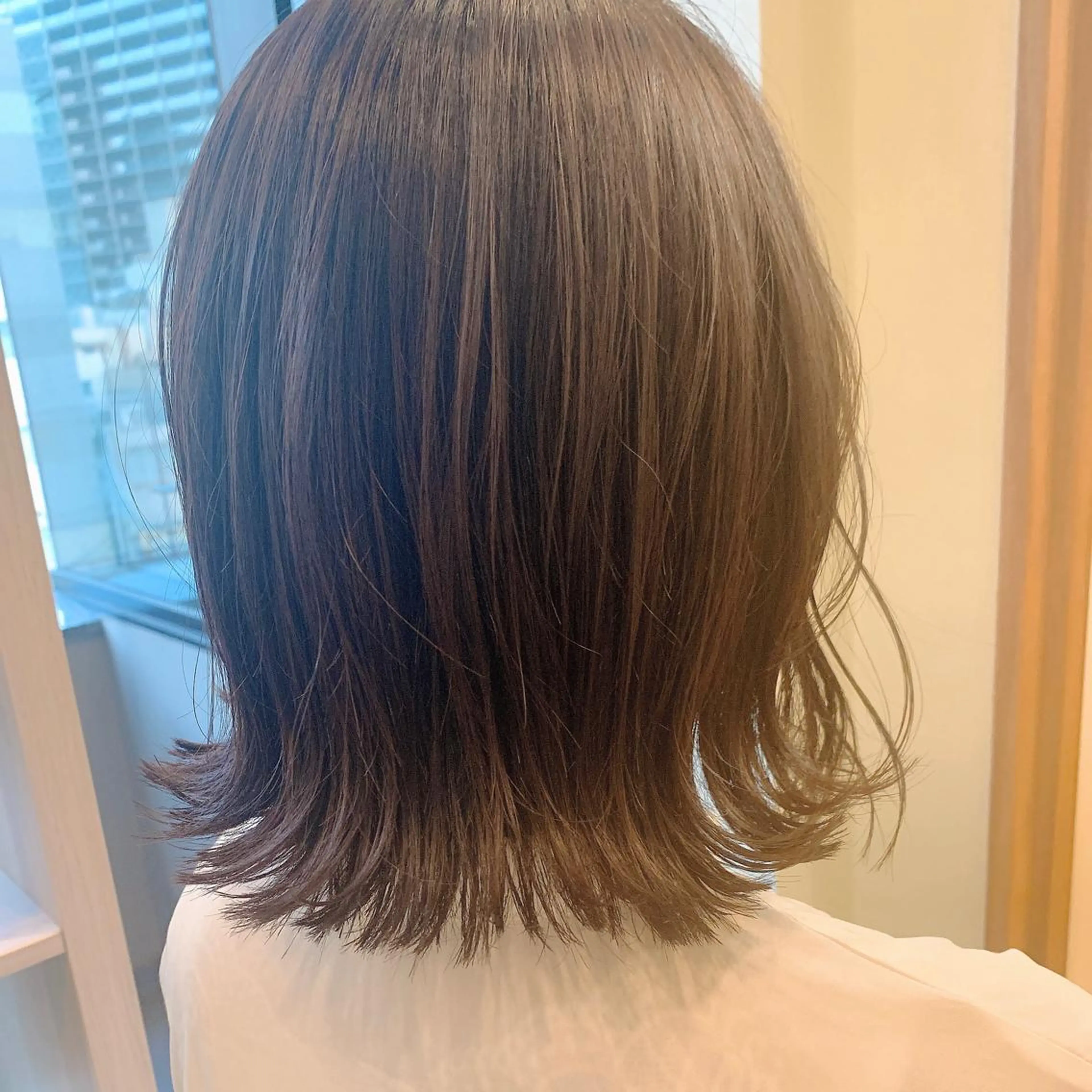ショート ボブ 外ハネヘア カット ヘアカラー NUMBER_ ユイナのヘアスタイル
