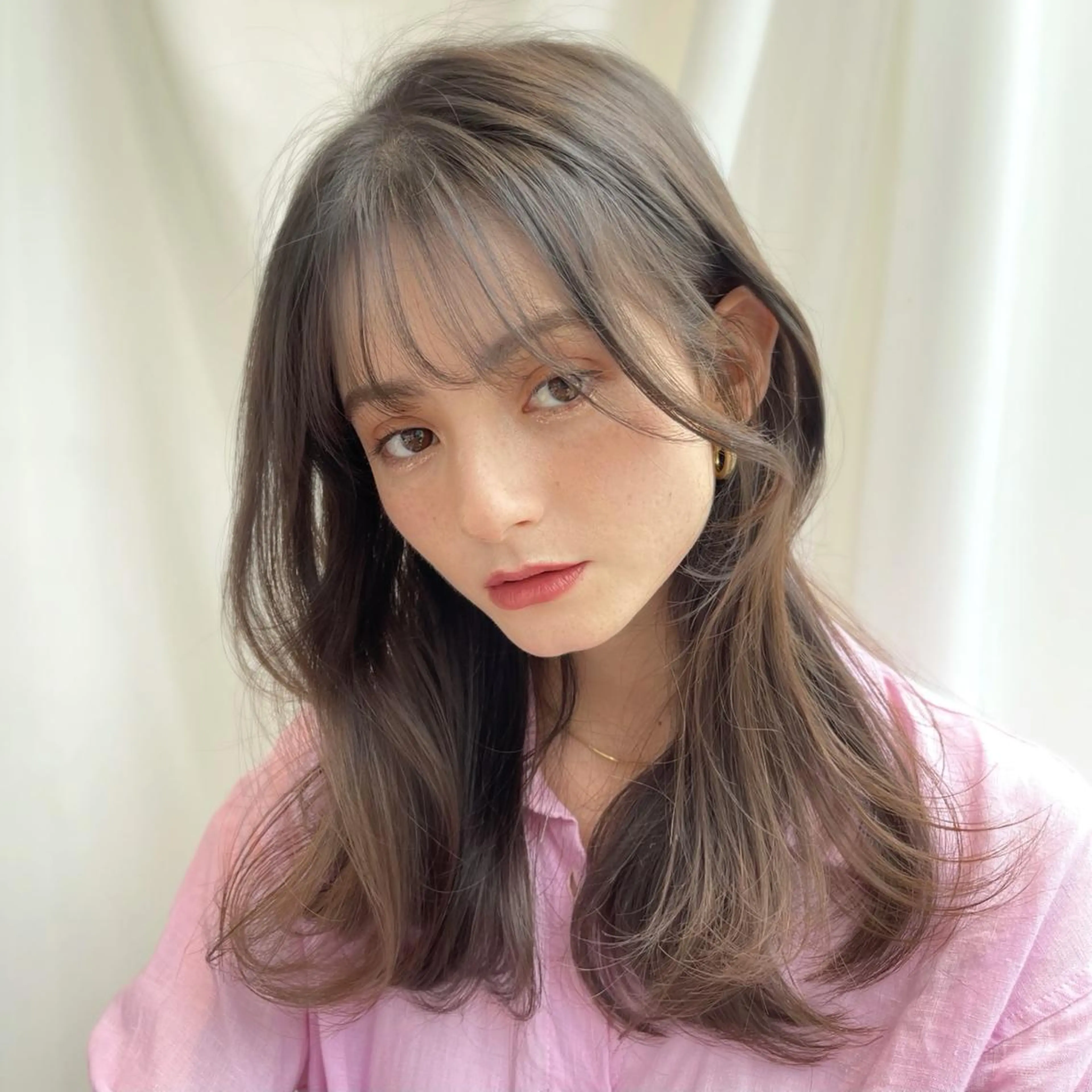 ミディアム くびれヘア レイヤーカット 似合わせカット 小顔カット カット ヘアカラー トリートメント ボブパーマ ウルフパーマのヘアスタイル