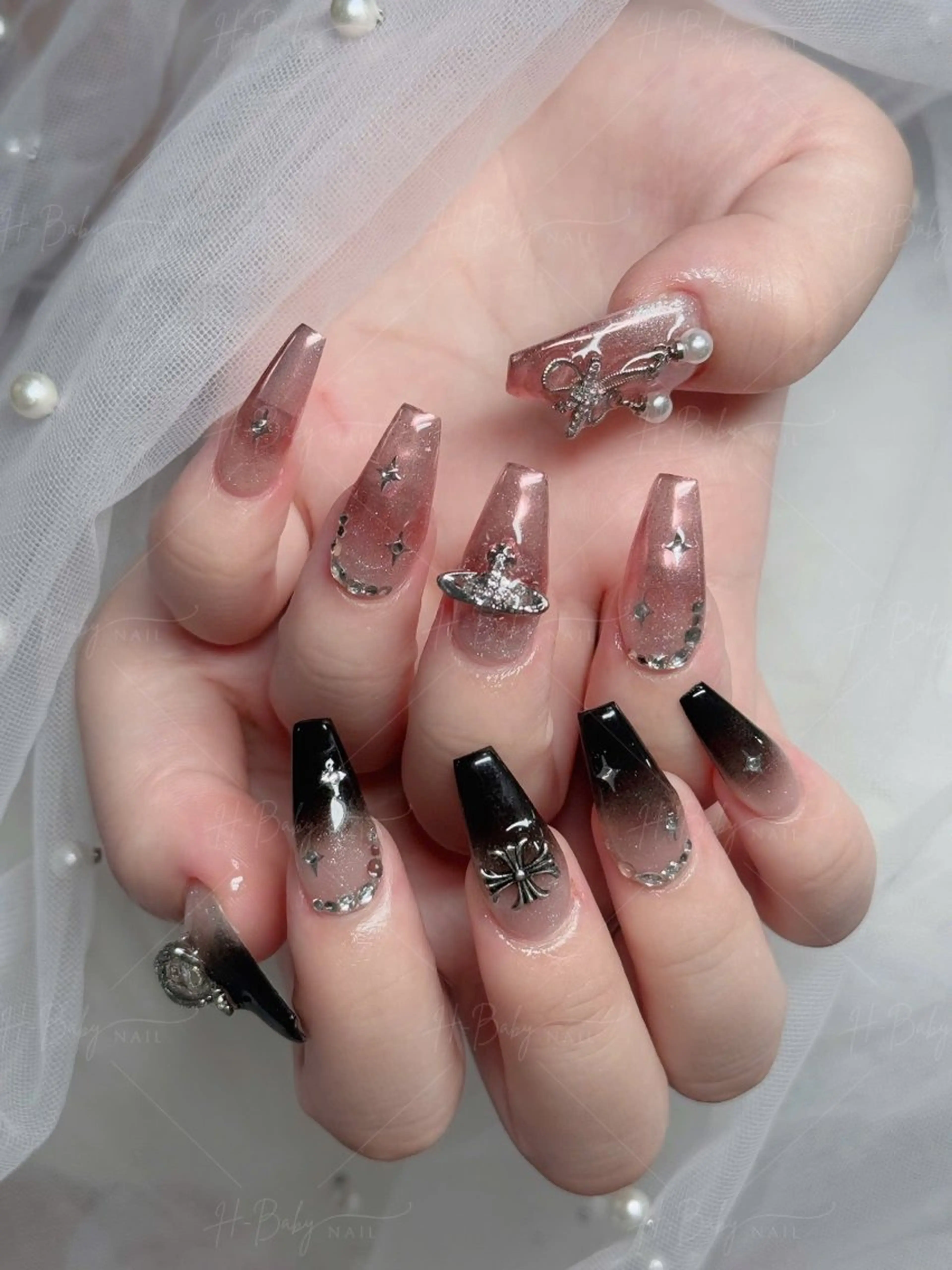 ネイル フレンチネイル ジェルネイル ハロウィン キラキラネイル 韓国ネイル H.babynailsalon所属・H.baby Nail Salonのネイルデザイン
