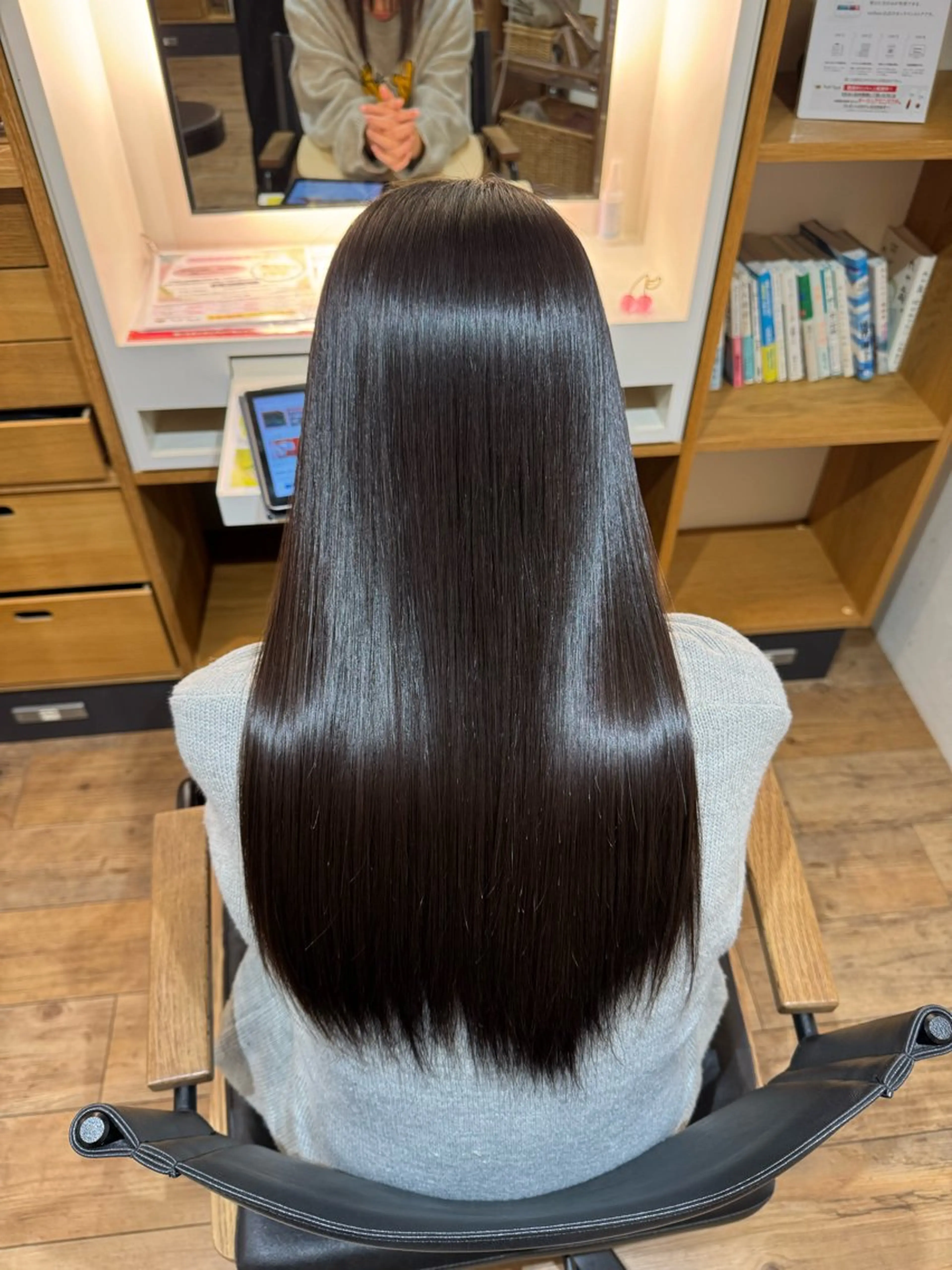 セミロング カット 縮毛矯正 トリートメント afloatkobe所属・美髪/髪質改善 川口凌弥のヘアスタイル