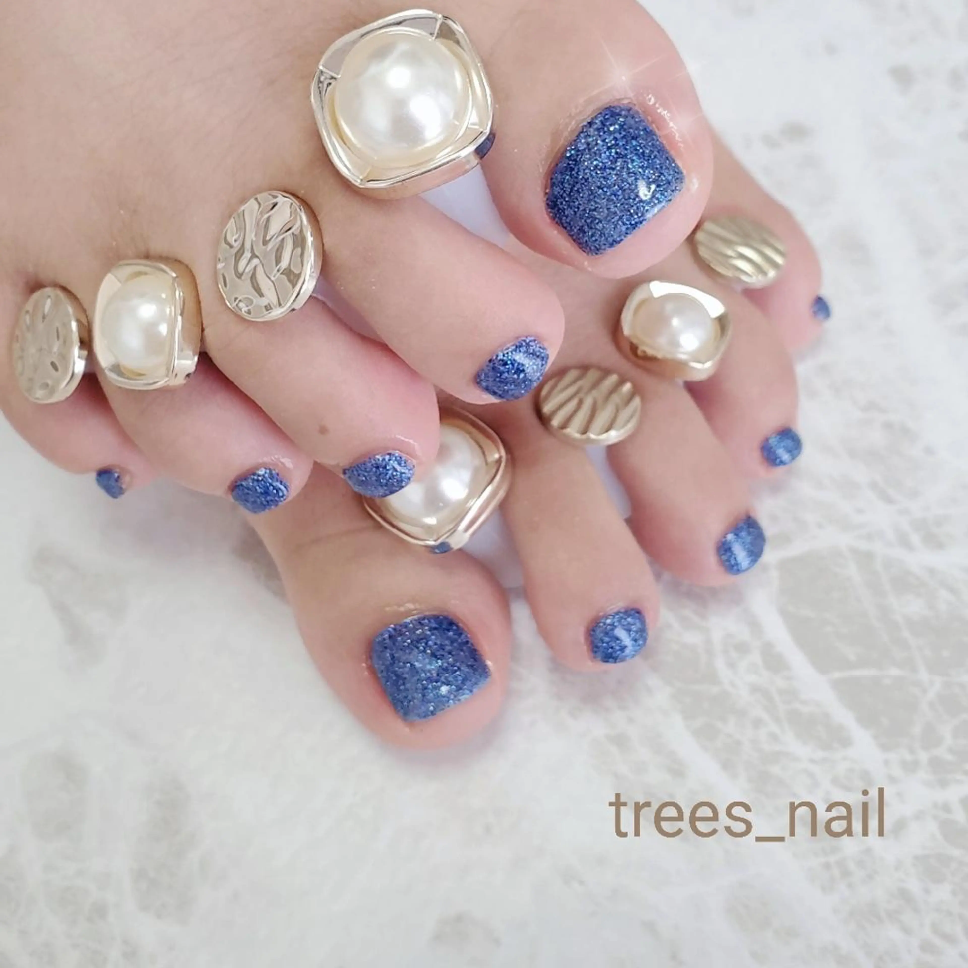 ネイル オーロラネイル ブルー フットネイル キラキラネイル ラメ(グリッター) trees_ nailのネイルデザイン