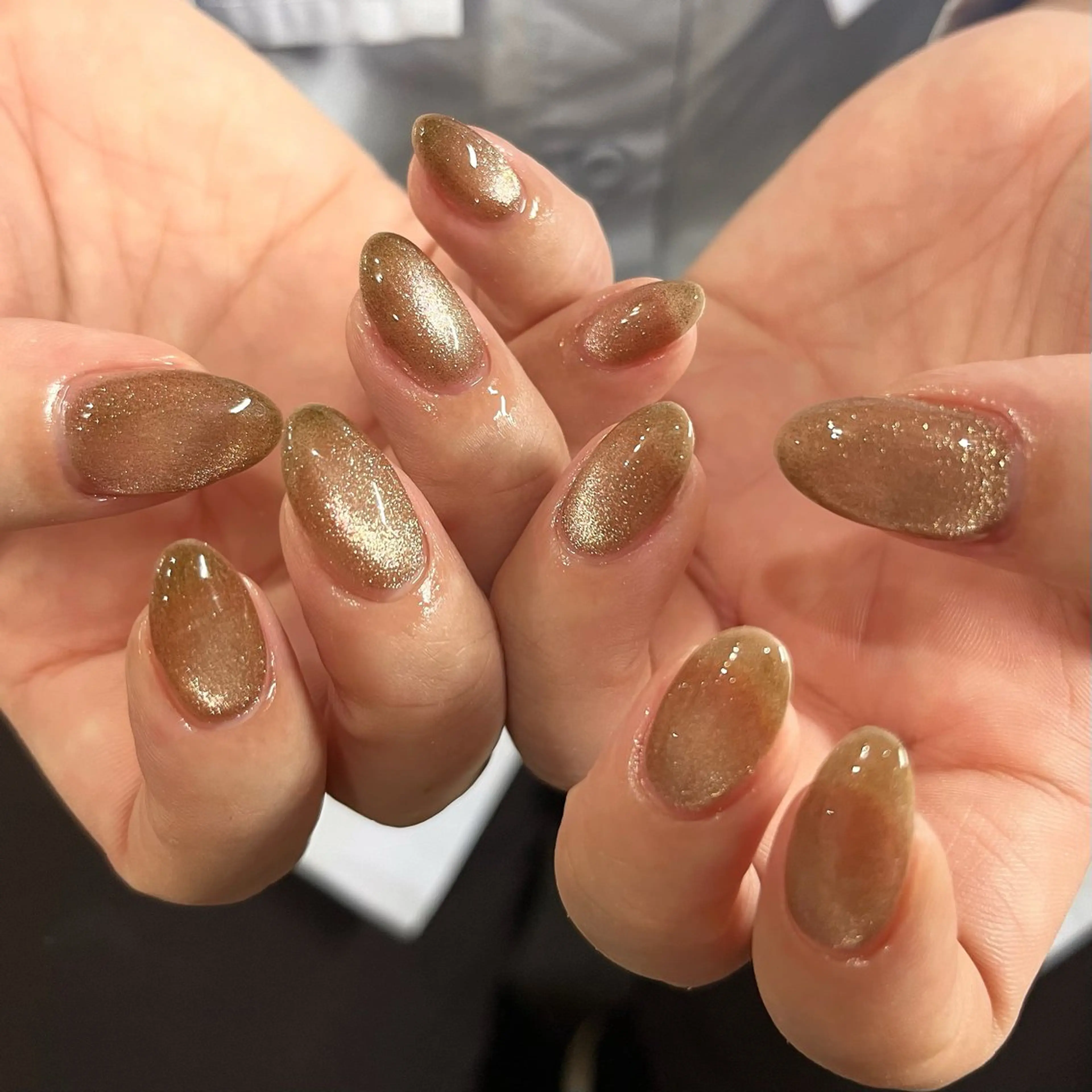 ネイル ゴールド キラキラネイル マグネットネイル シンプルネイル ハンドネイル ハンドケア 🎀NAIL🎀 AI🪄︎︎◝✩のネイルデザイン