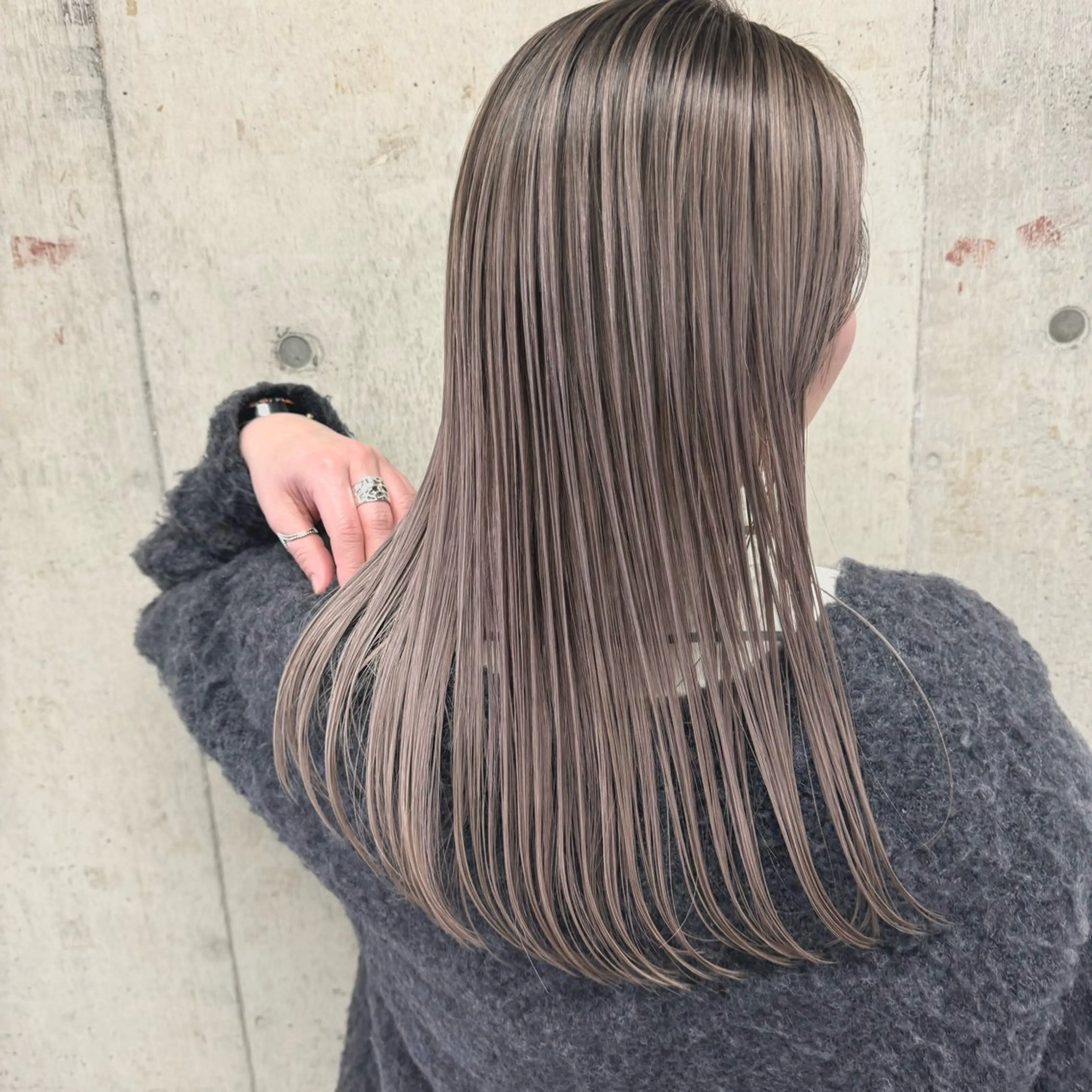 ミディアム レイヤーカット ルスリー大和所属・井上 彩加のヘアスタイル