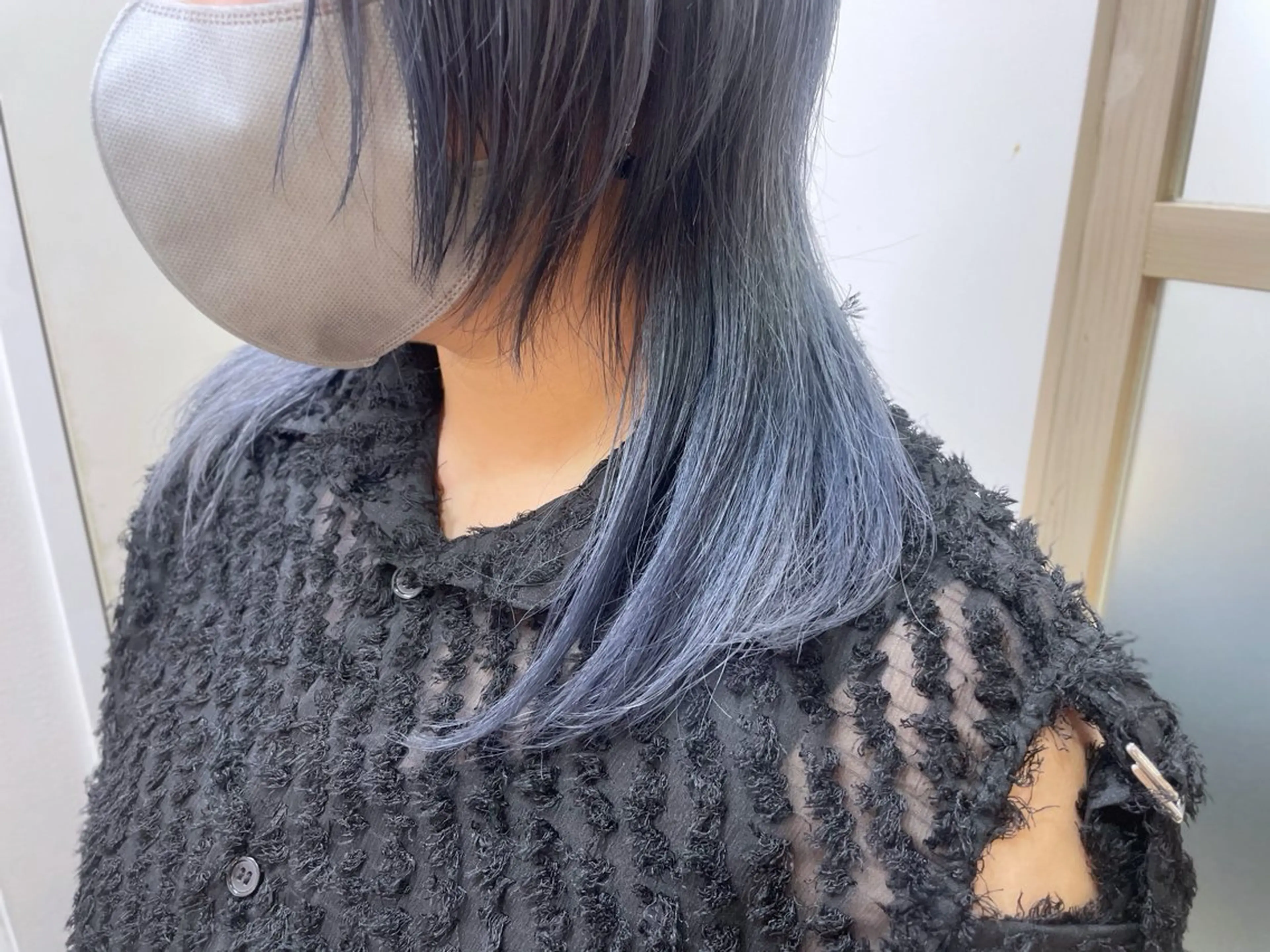 ミディアム カラー ブルーカラー シルバー ウルフカット カット ヘアカラー トリートメント EMANON新宿南口所属・🦄中性ウルフ ☁️Shiori🦄のヘアスタイル