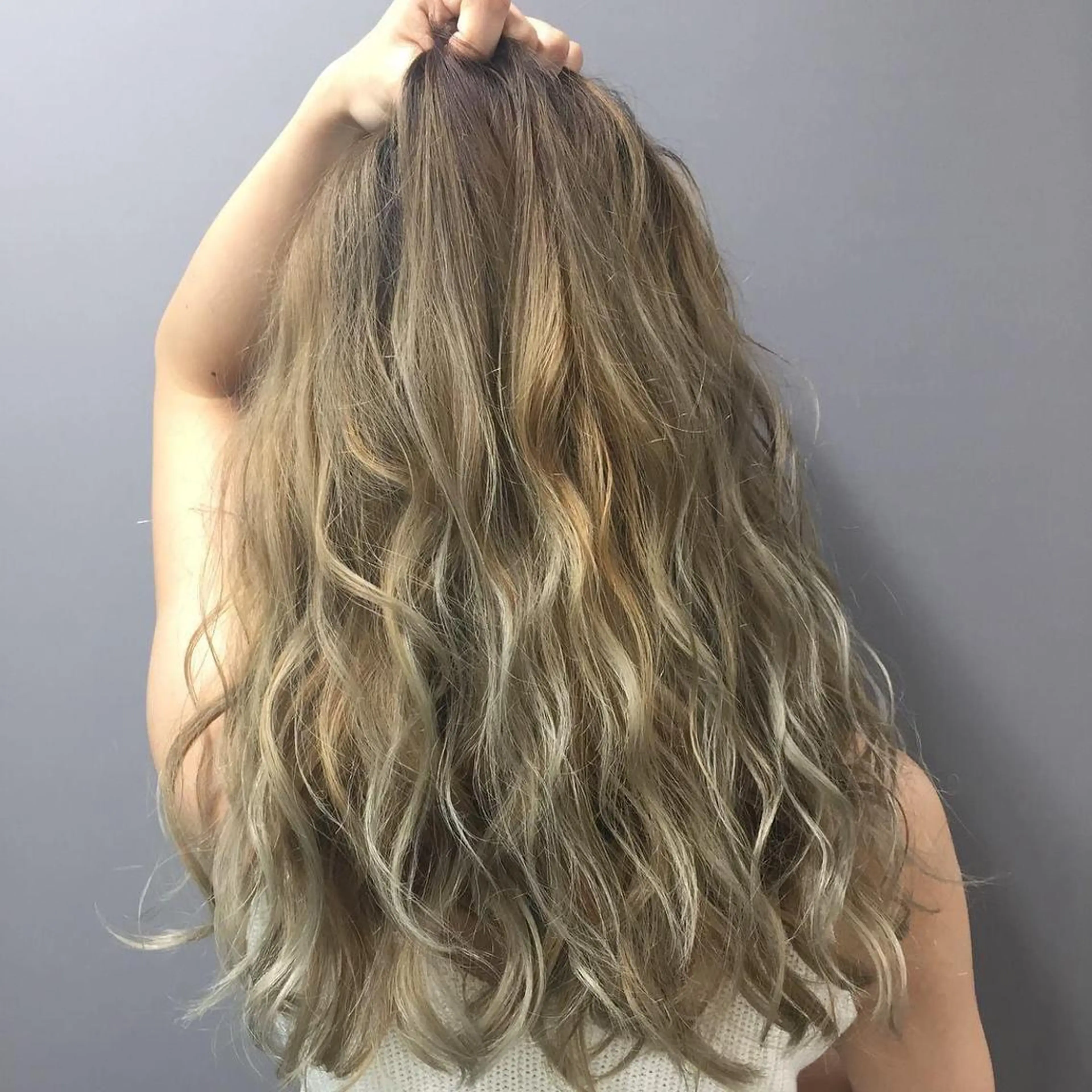 ロング カラー ヘアアレンジ ブリーチ グラデーションカラー グレージュ ブリーチなしカラー 外国人風カラー ヘアカラー トリートメント 枝毛カット＆髪質改善 満足NO.1岡しゃんのヘアスタイル
