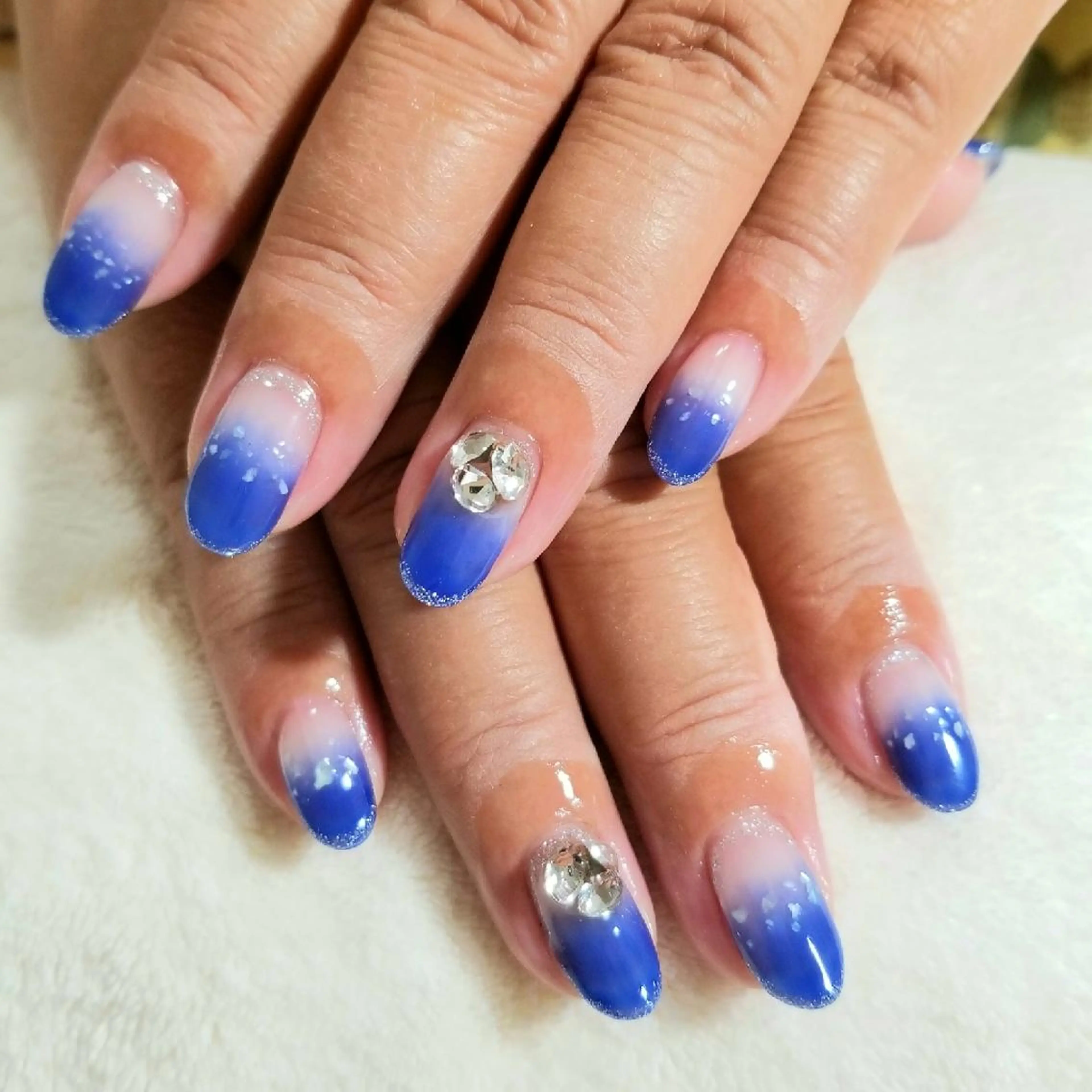 ネイル ブルー グラデーション ストーンネイル ハンドネイル フットネイル trees_ nailのネイルデザイン
