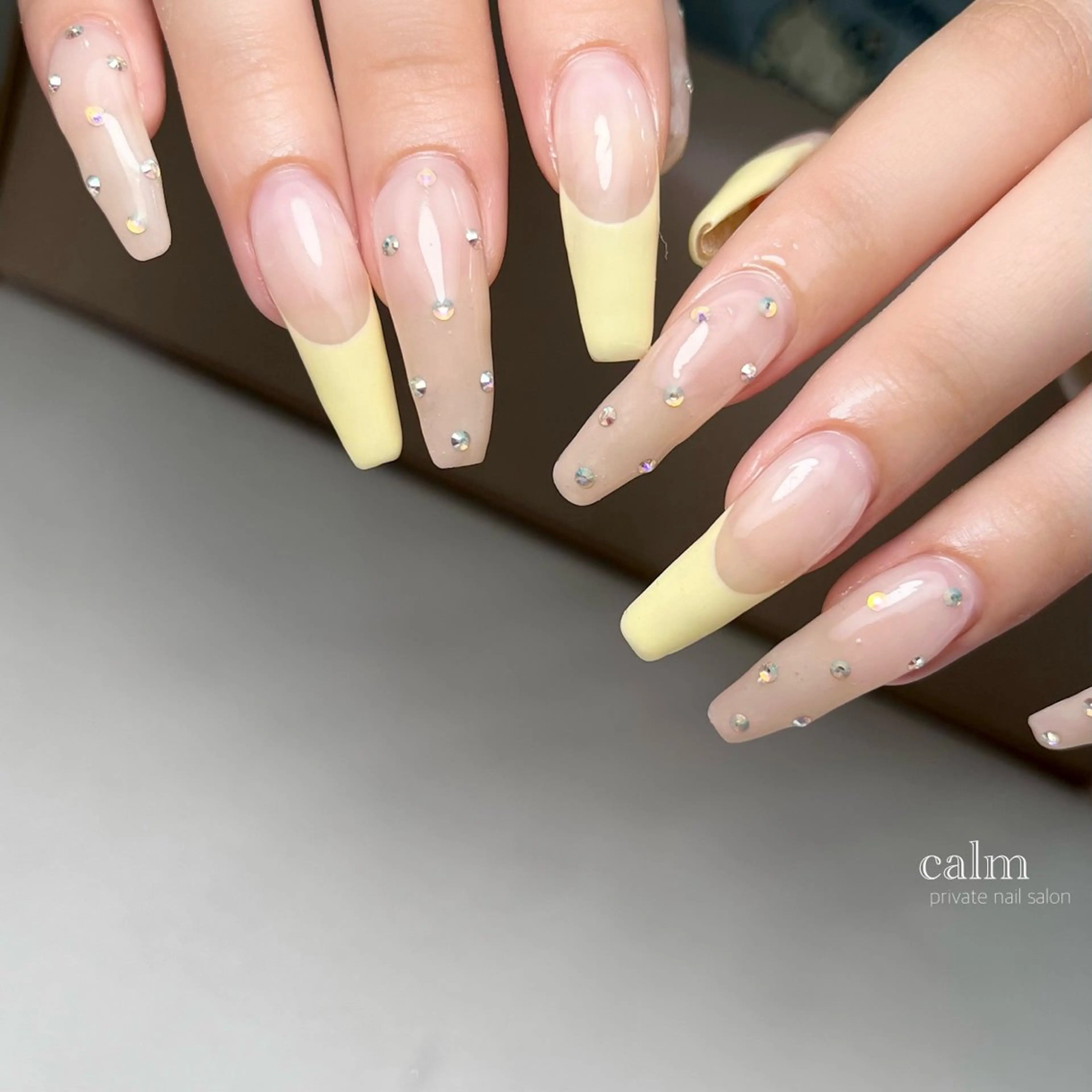 ネイル フレンチネイル ストーンネイル ハンドネイル calm 〔ｶｰﾑ〕のネイルデザイン