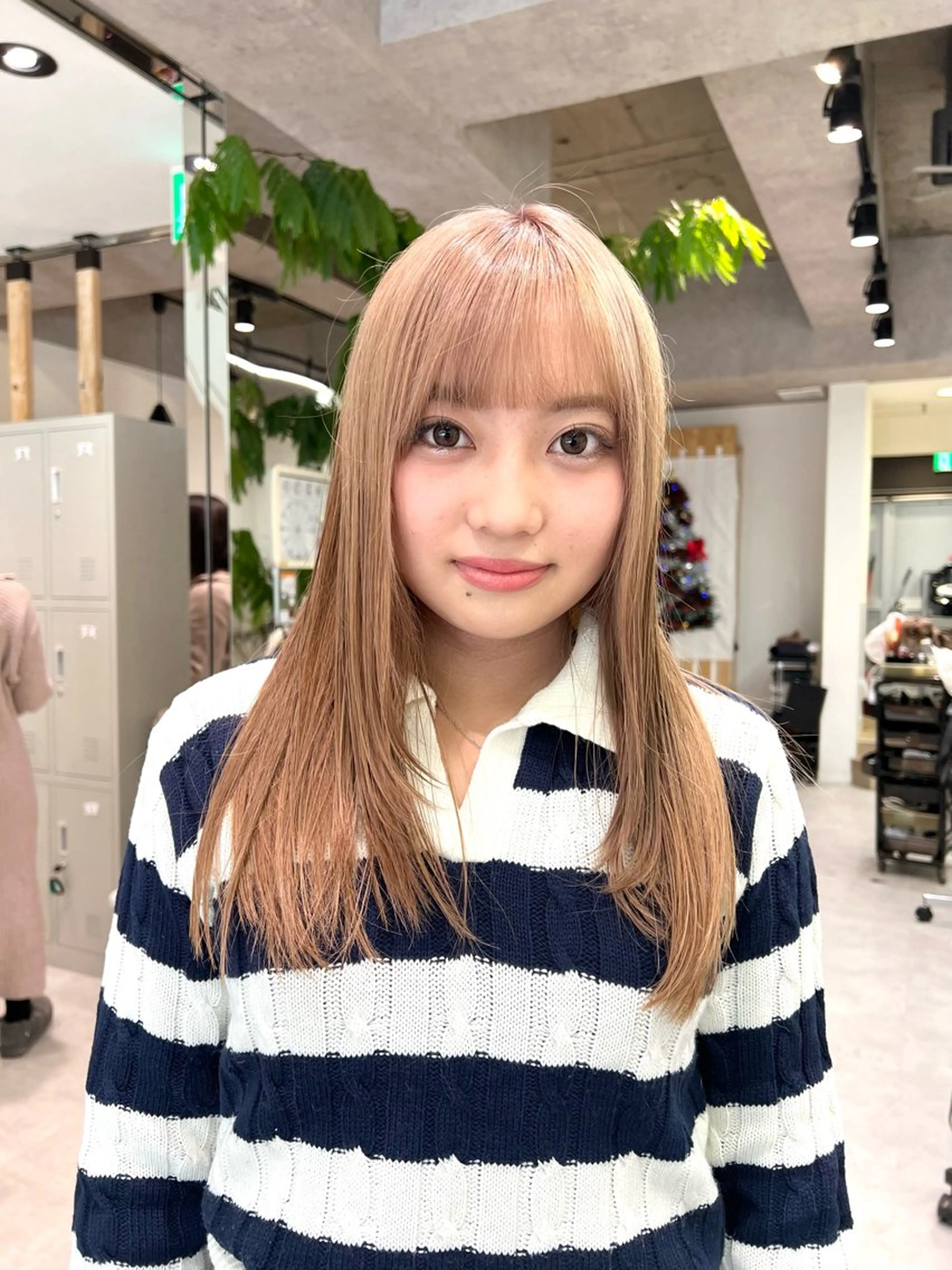 セミロング カラー ヘアカラー トリートメント ダブルカラーブリーチ 髪質改善　縮毛矯正のヘアスタイル