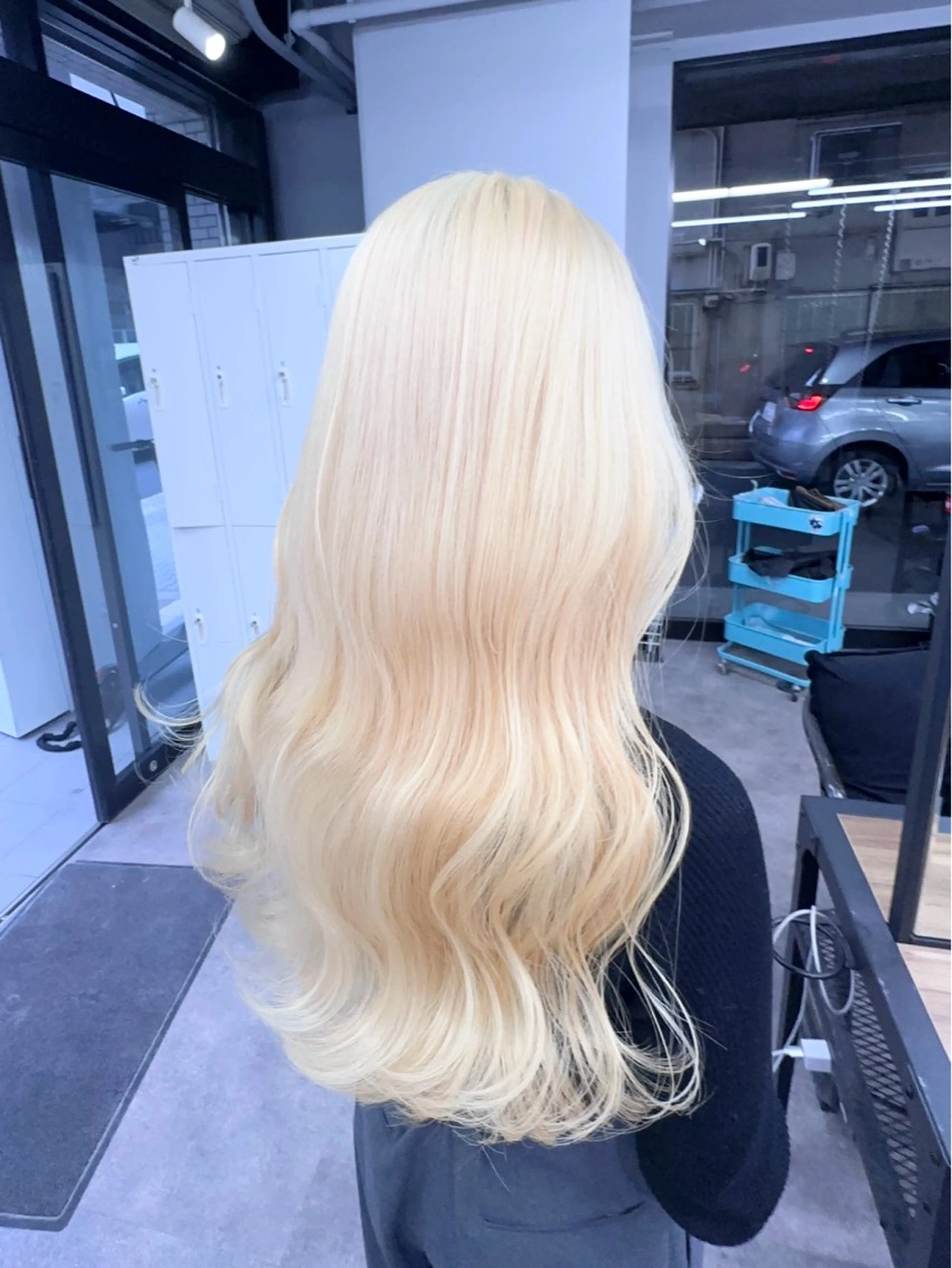 ロング ヘアカラー 前髪カット🩶レイヤ ー🩶ハイトーン🩶のヘアスタイル